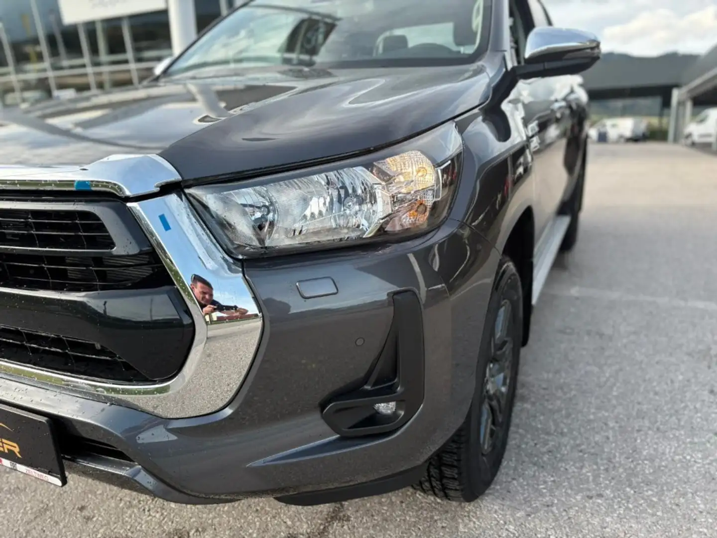 Toyota Hilux DK Active 4WD 2,4 D-4D Aut. Grau - 2
