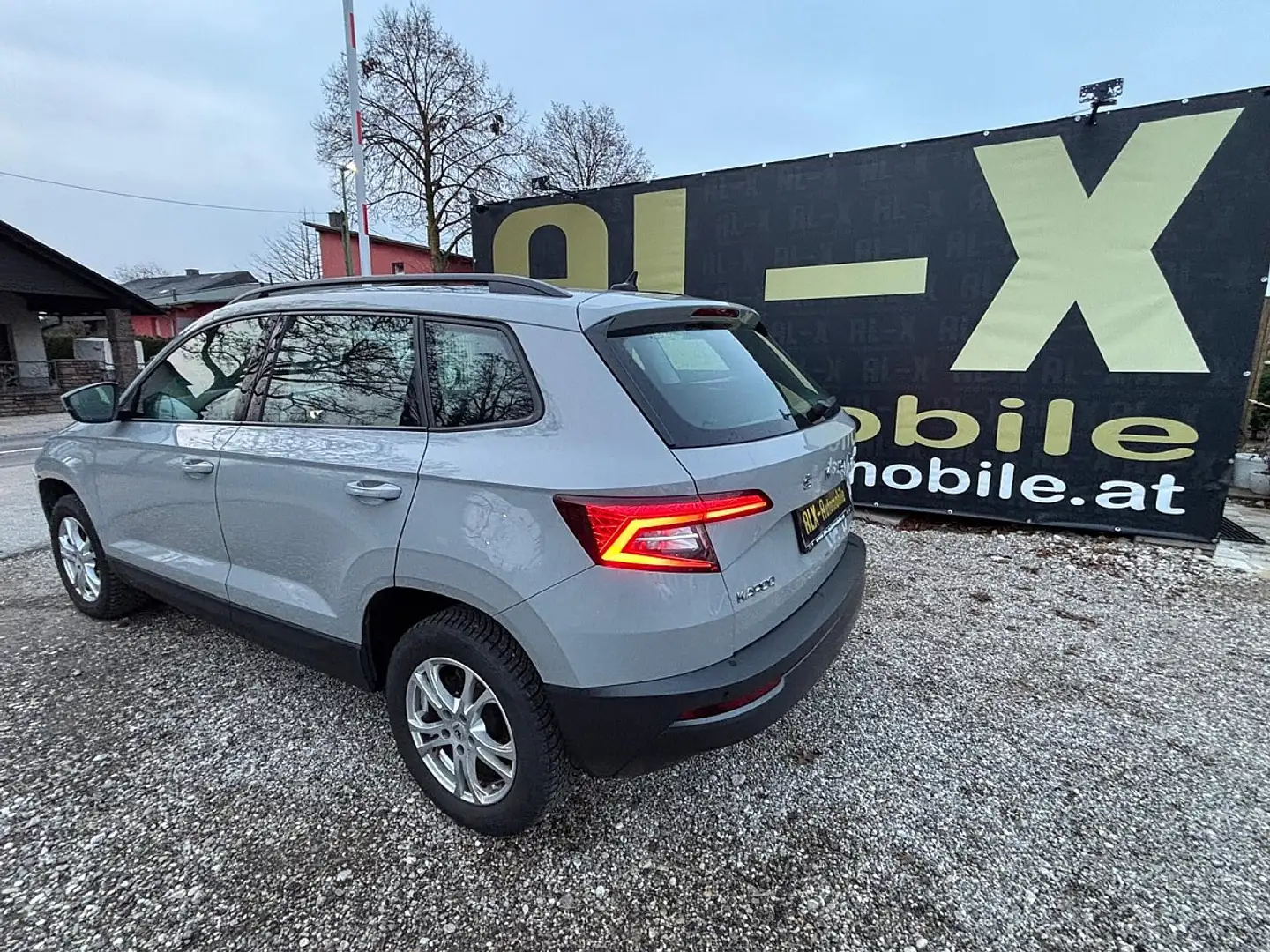 Skoda Karoq 1,6 TDI Ambition Limited Grau - 2