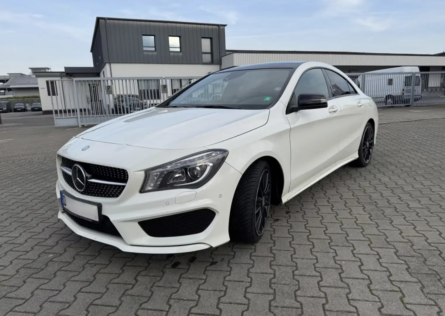 Mercedes-Benz CLA 250 CLA 4Matic 7G-DCT AMG Line Weiß - 1