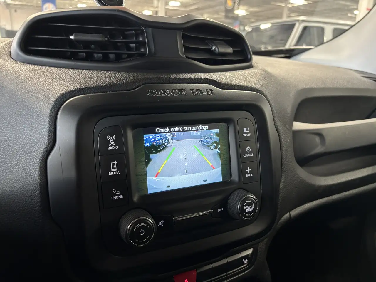 Jeep Renegade снимка Jeep Renegade