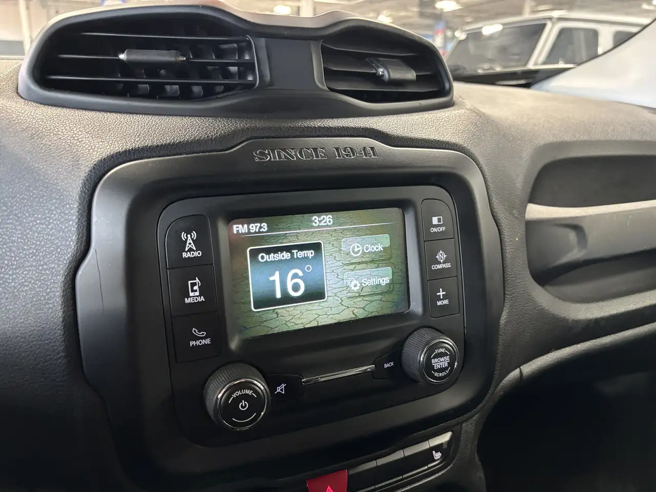Jeep Renegade снимка Jeep Renegade