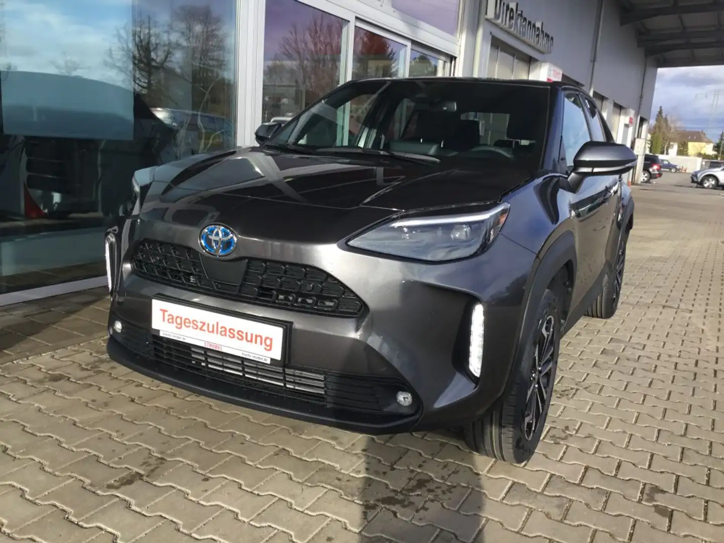 Toyota Yaris Cross Hybrid 130 1.5 VVT-i Teamplayer Grau - 2