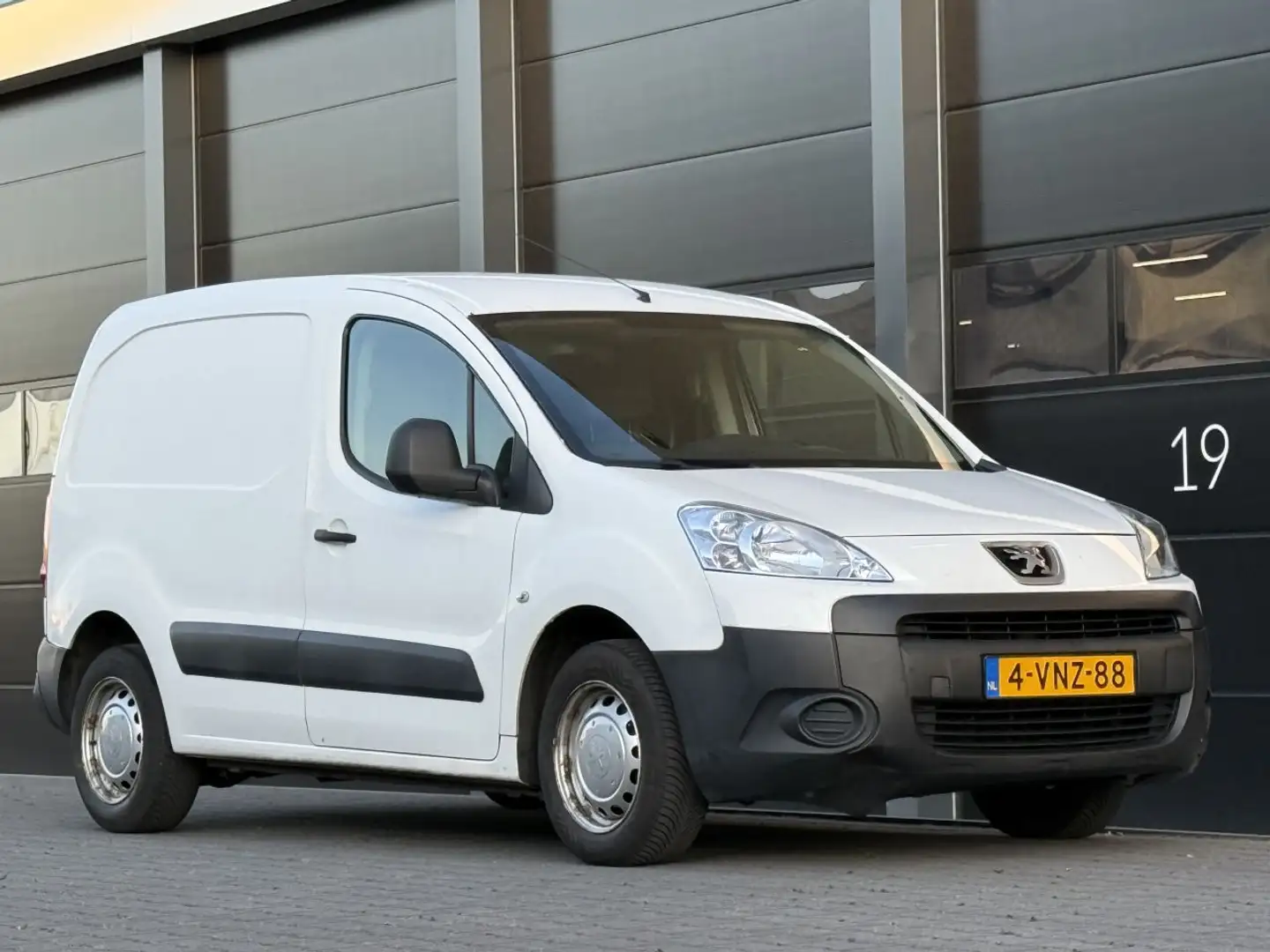 Peugeot Partner 1.6 HDI Airco Wit - 2