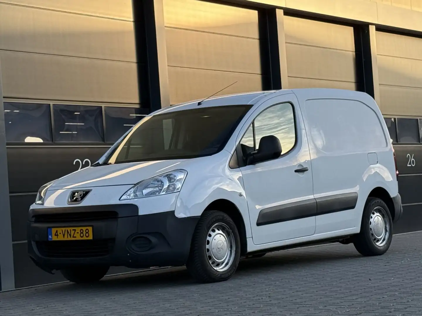 Peugeot Partner 1.6 HDI Airco Wit - 1