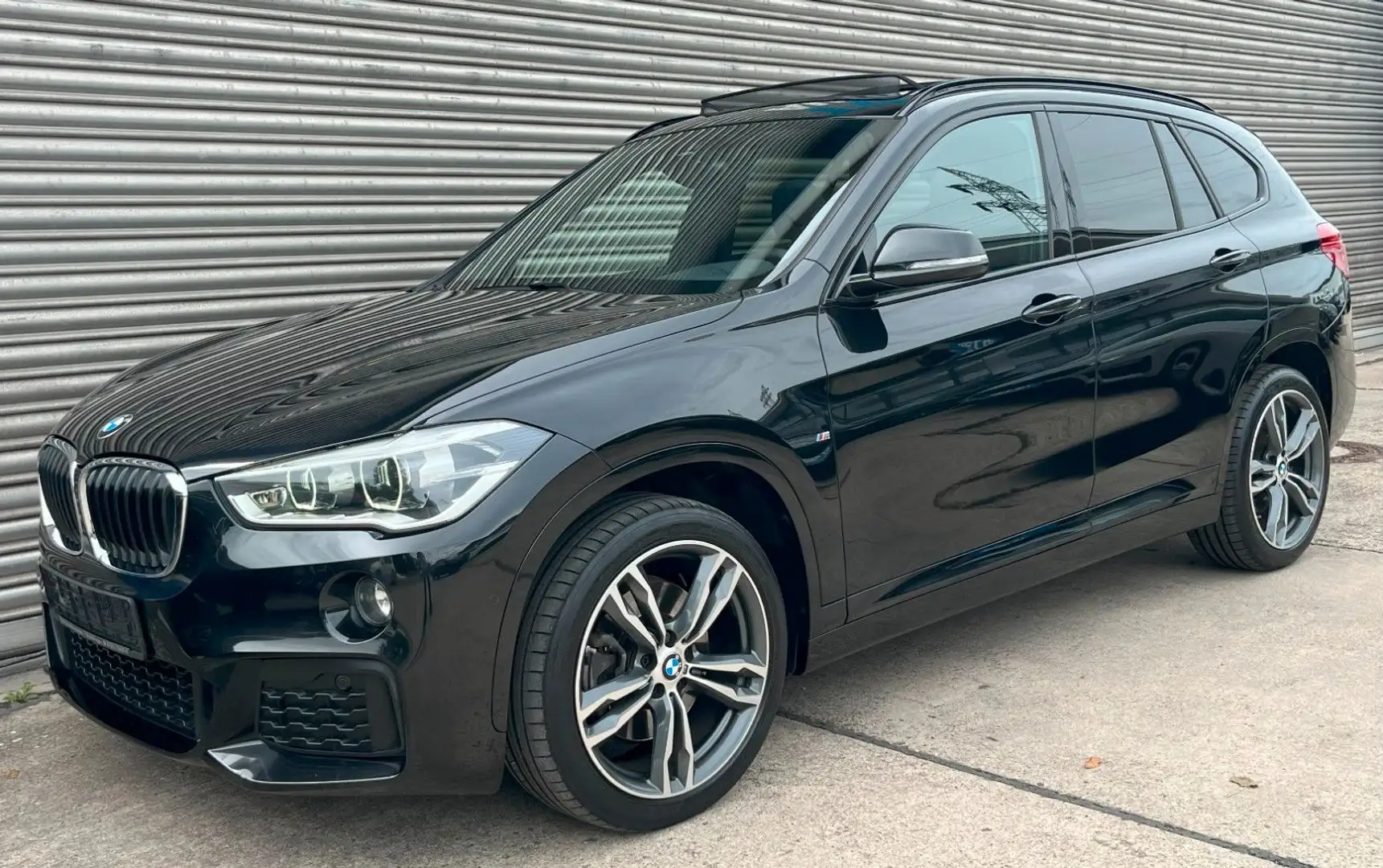 BMW X1 xDrive 25d *M-PAKET*PANO*LED* Noir - 1