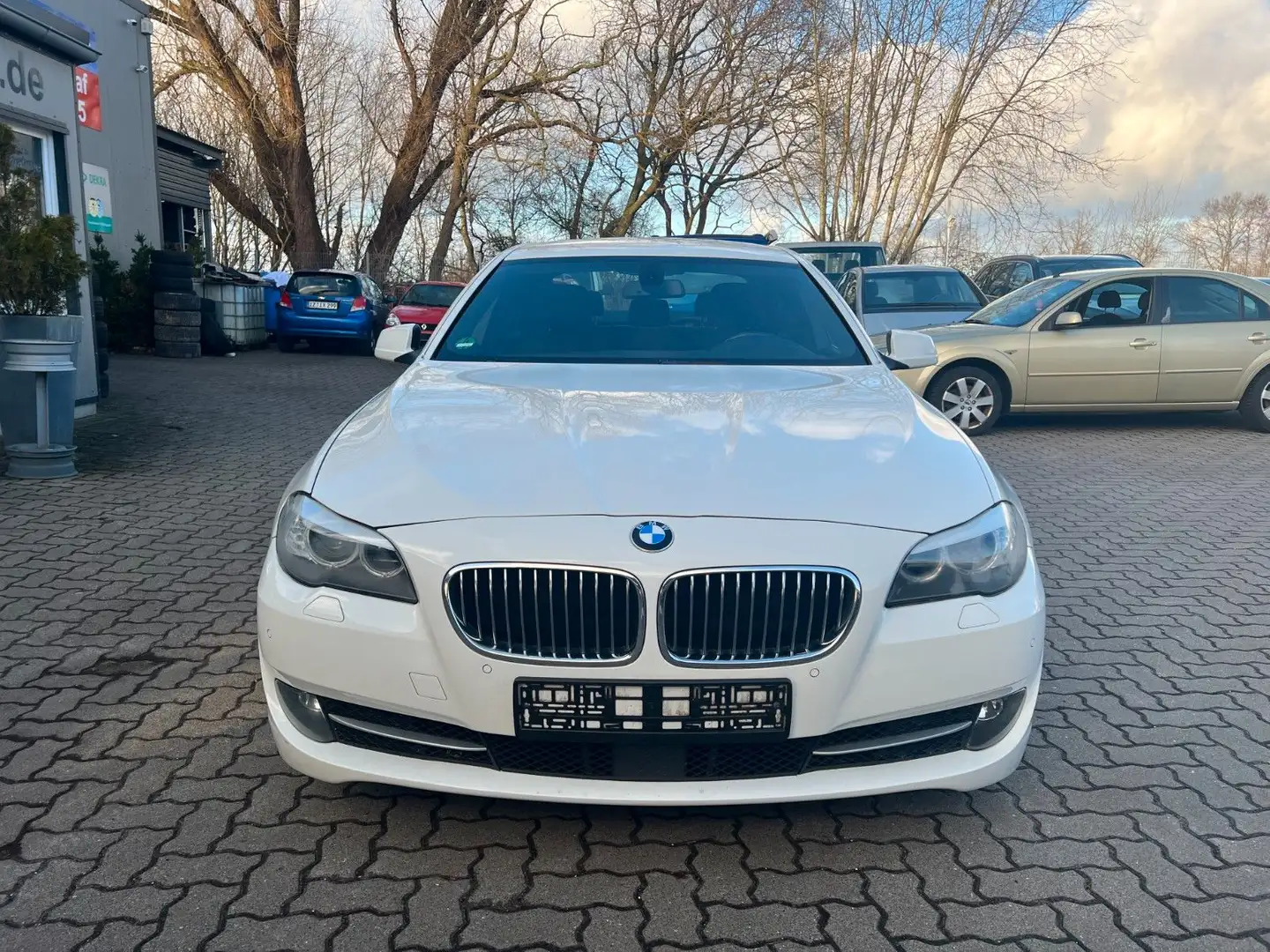BMW 525 d xDrive Lim. AUTOM°BI-XENON°SITZH°TEMPOM°M+S bijela - 2