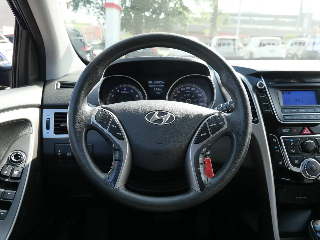 Hyundai ELANTRA photo Hyundai ELANTRA