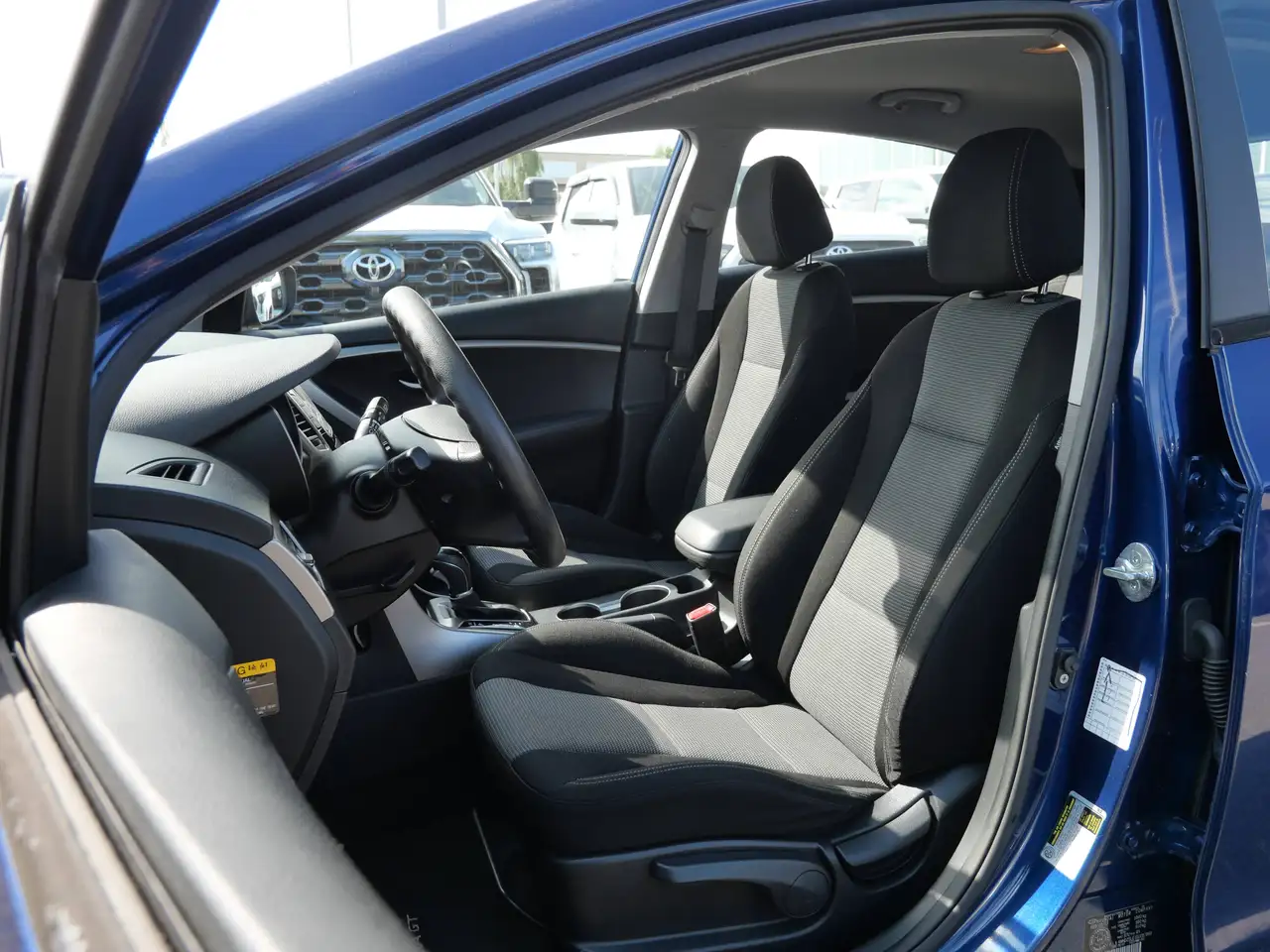 Hyundai ELANTRA photo Hyundai ELANTRA