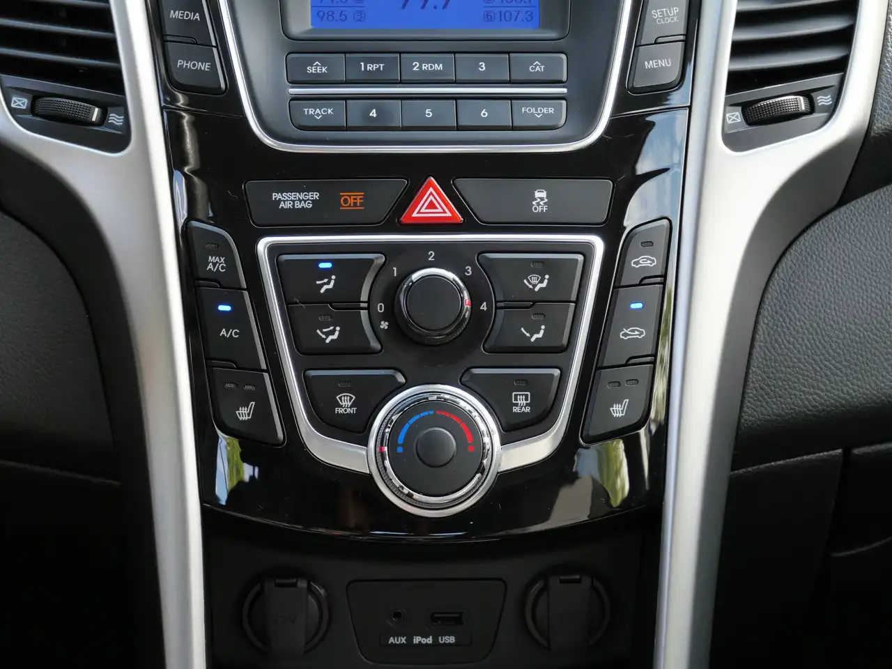 Hyundai ELANTRA photo Hyundai ELANTRA