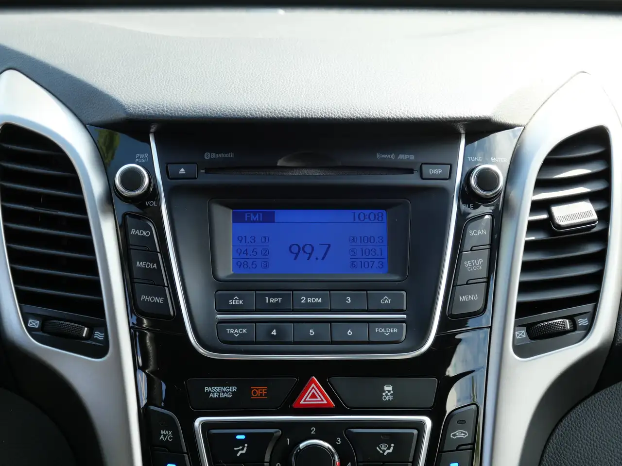 Hyundai ELANTRA photo Hyundai ELANTRA
