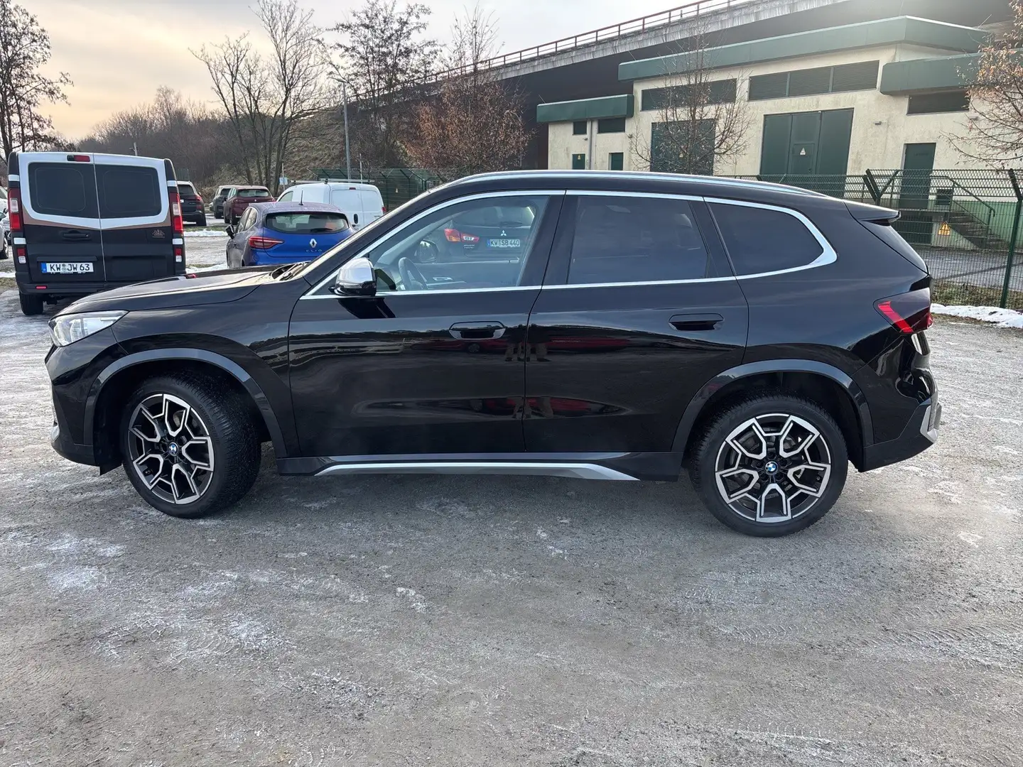 BMW X1 sDrive18i SAV xLine Head-Up HK HiFi DAB LED Schwarz - 2