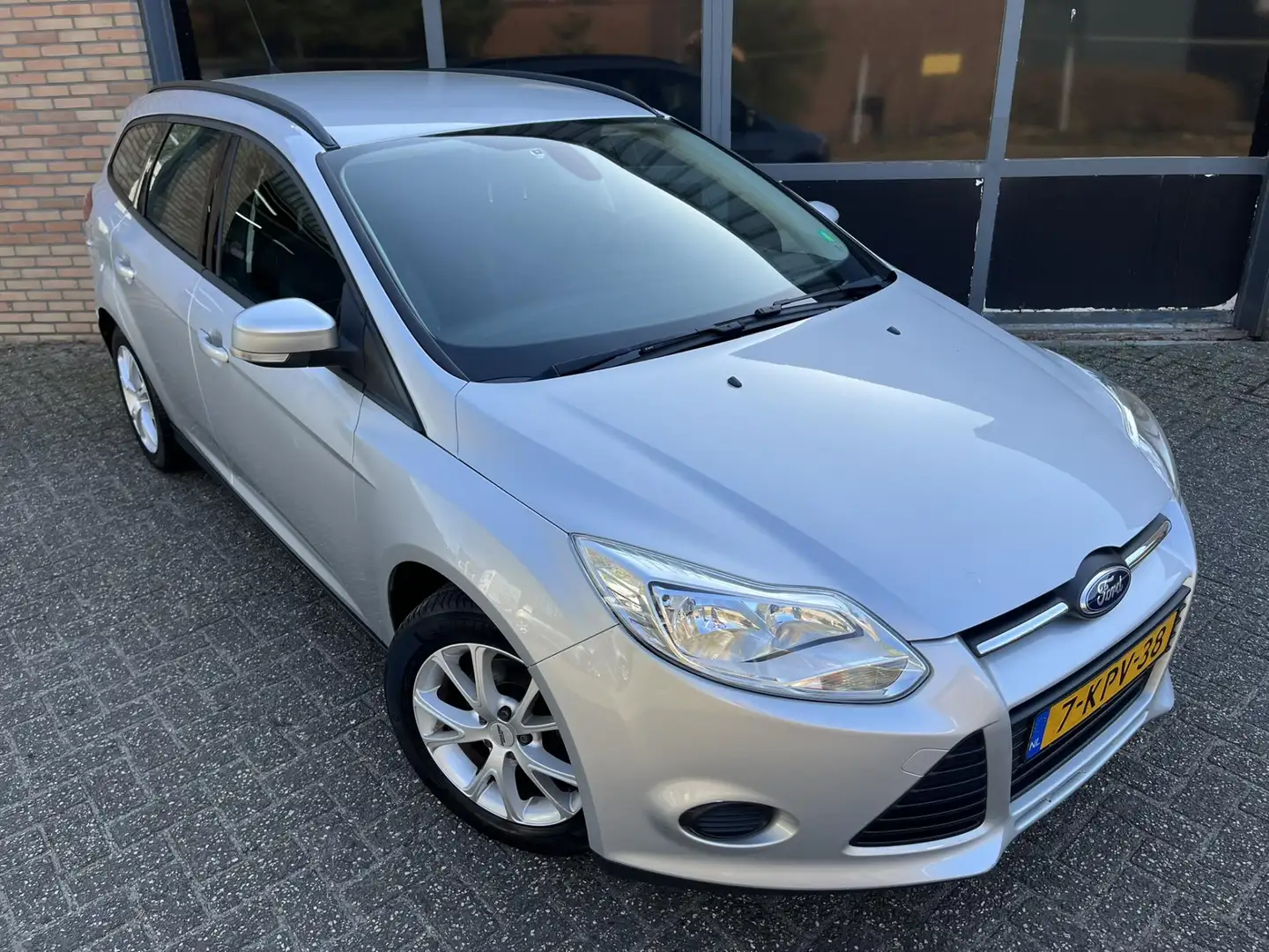 Ford Focus Wagon 1.0 EcoBoost Airco Cruise Navigatie Gris - 2