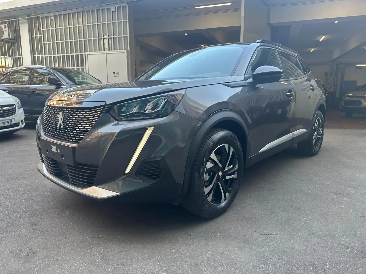 Peugeot 2008 1.2 130cv Allure + Navi + Telecamera + Km Zero Grigio - 1