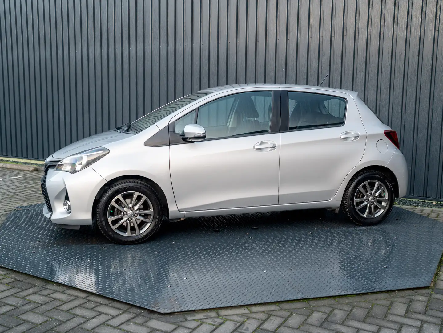 Toyota Yaris 1.0 VVT-i Aspiration | Lm-velgen | Prijs Rijklaar! Grau - 2