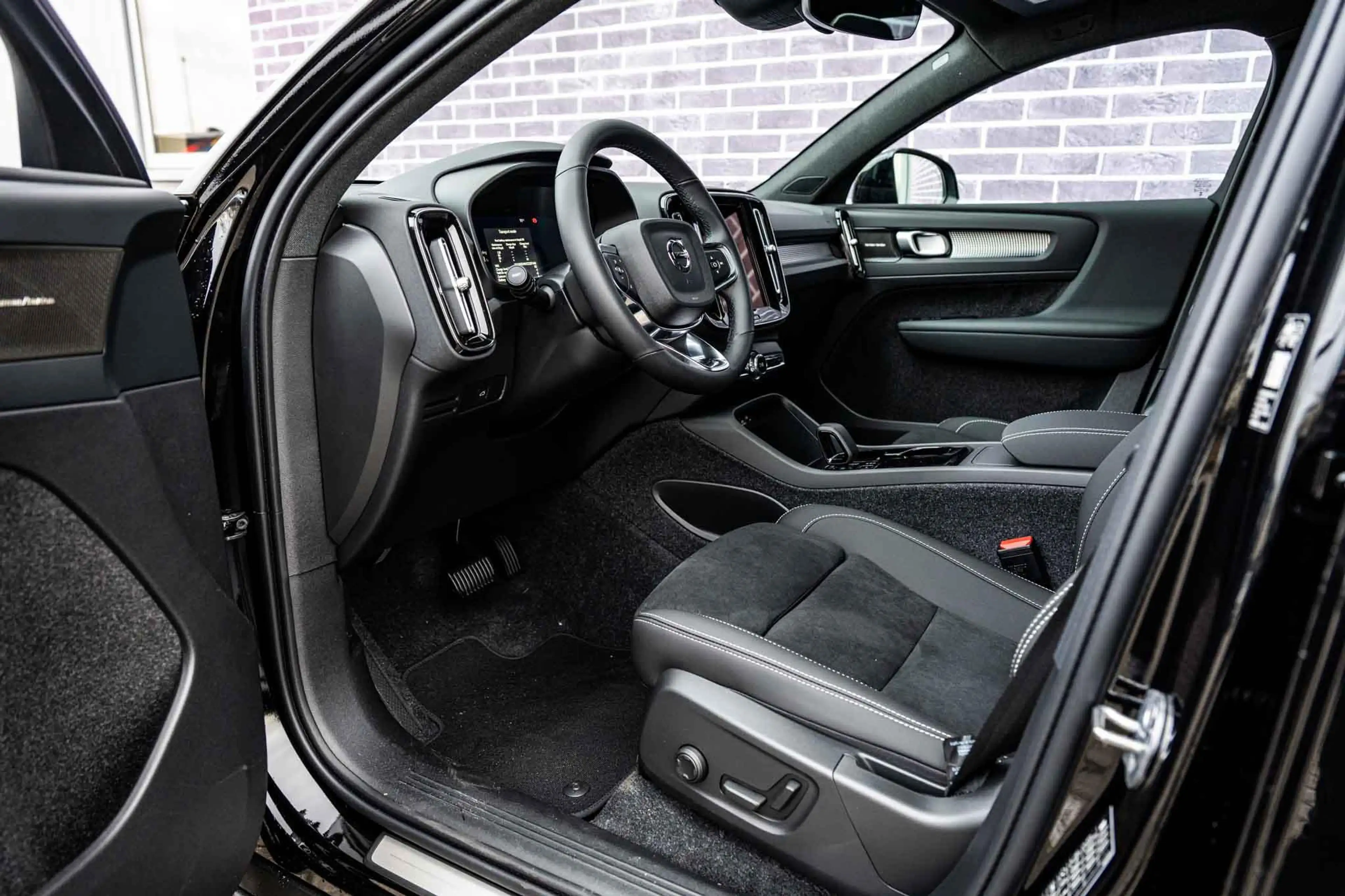 Volvo EC40 Ext. Range Plus Europa Black Edition 82 kWh Harman — photo 4