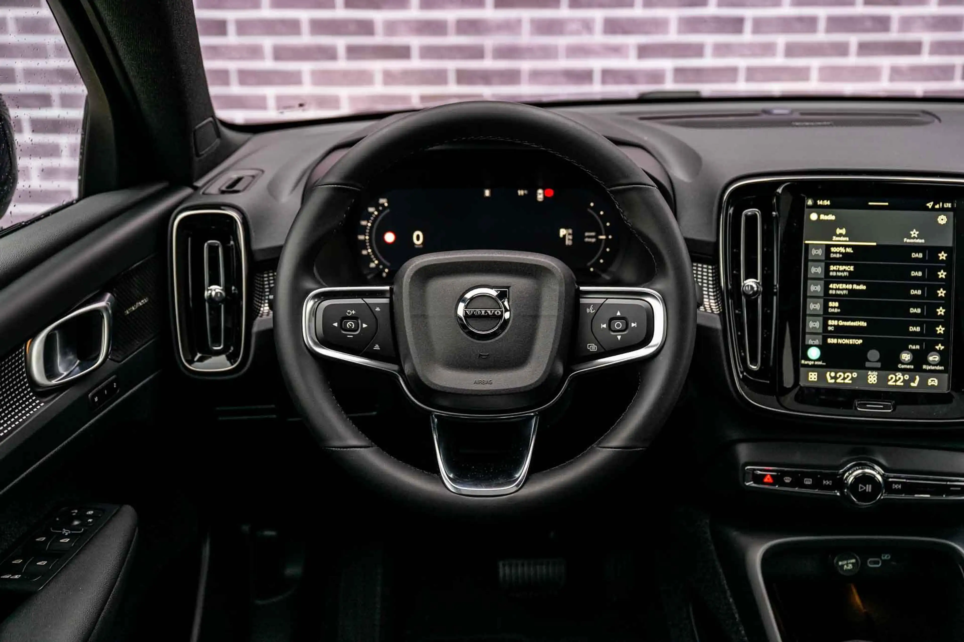 Volvo EC40 Ext. Range Plus Europa Black Edition 82 kWh Harman — photo 10
