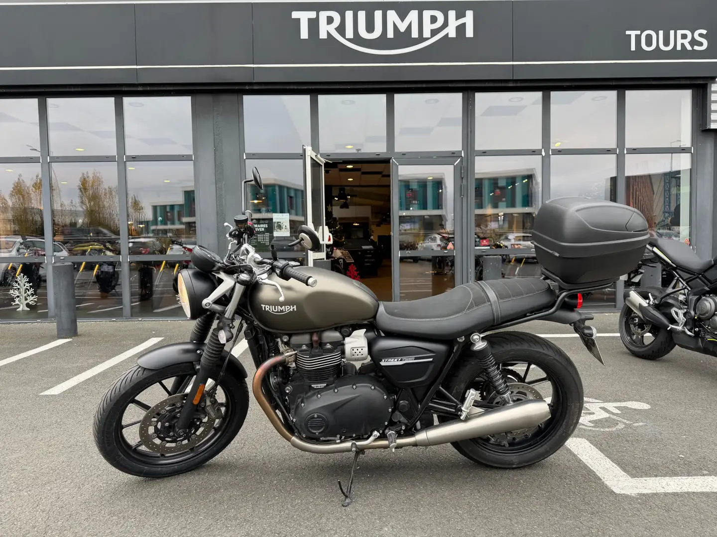 Triumph Street Twin Brun - 1