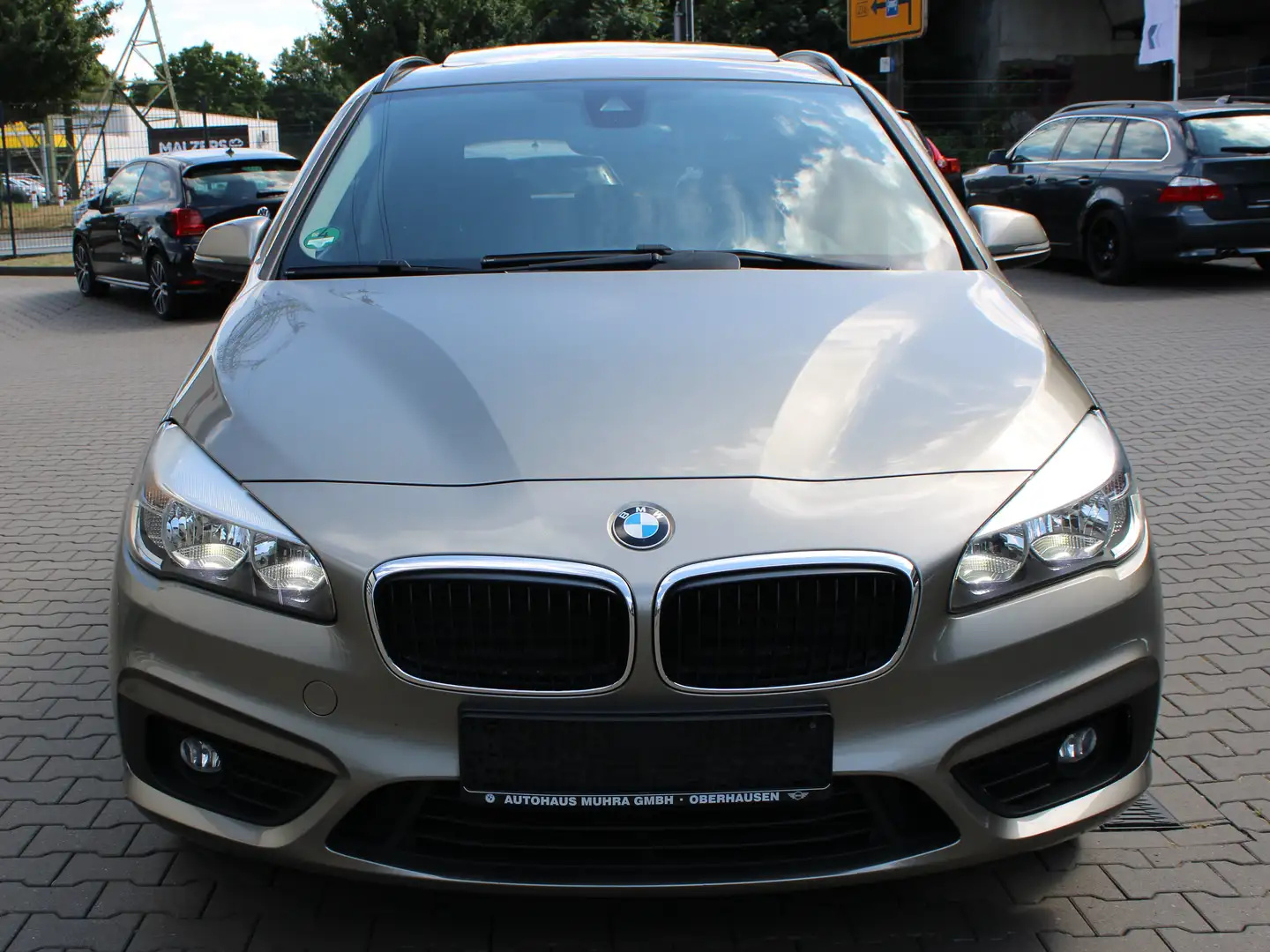 BMW 218 d Aut. Active Tourer Navi/AHK/Panorama/SHZ Grau - 2