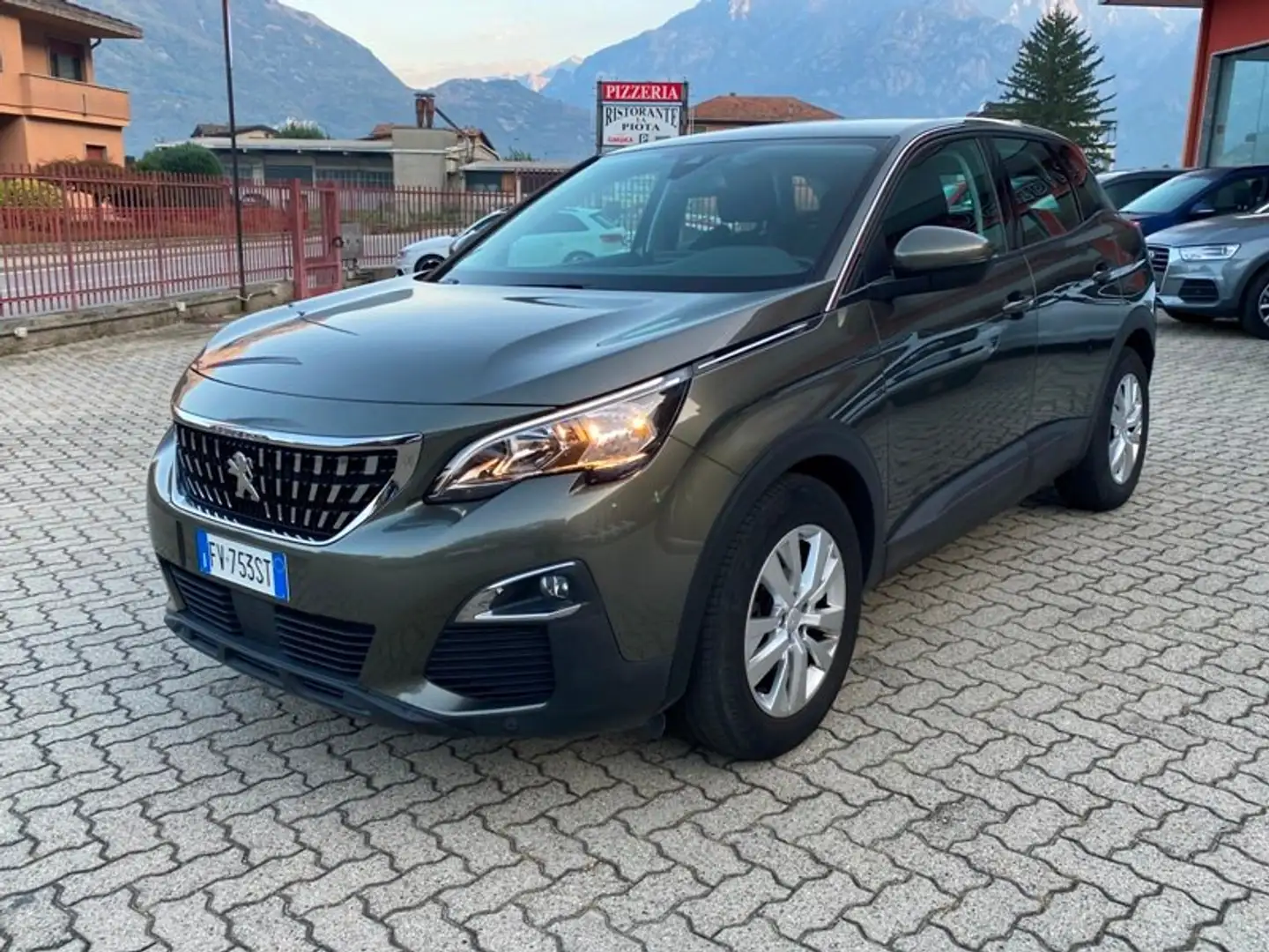 Peugeot 3008 3008 1.5 bluehdi business eat8 130cv Grigio - 1