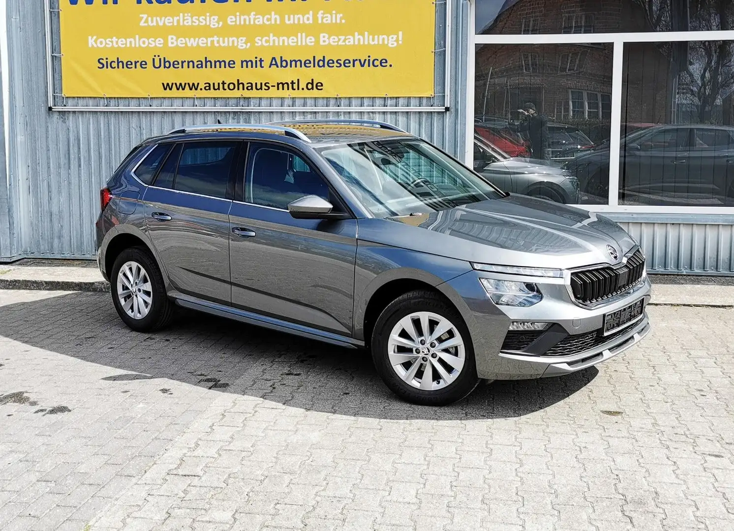 Skoda Kamiq 1.5 TSI ACT Top Selection AHK Wireless-App Grau - 2