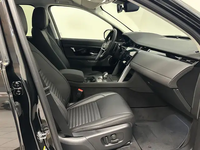 Land Rover Discovery Sport view 3