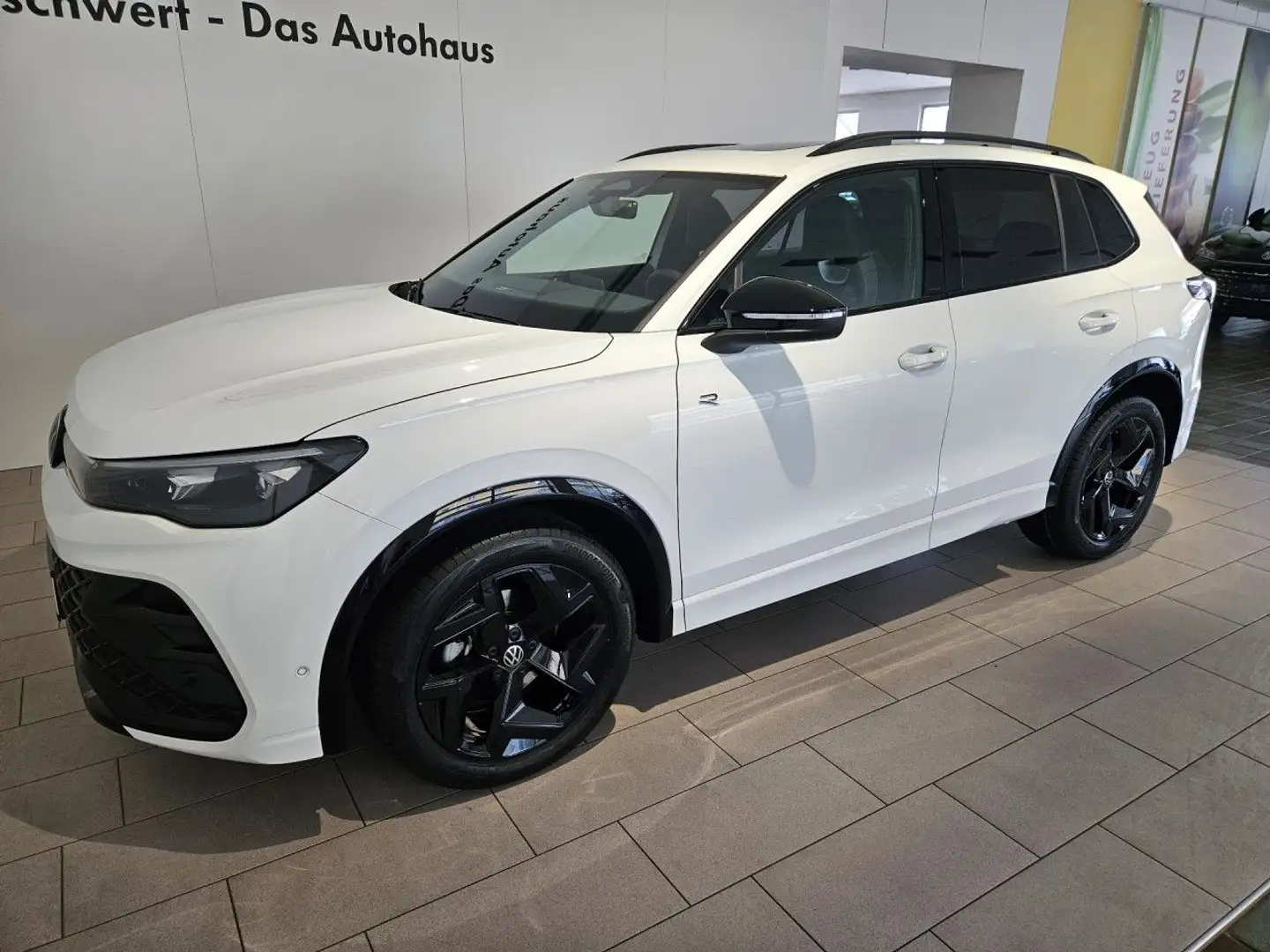 Volkswagen Tiguan 1.5 eTSI R-Line BlackStyle DSG PanoD AHK AC Wit - 2