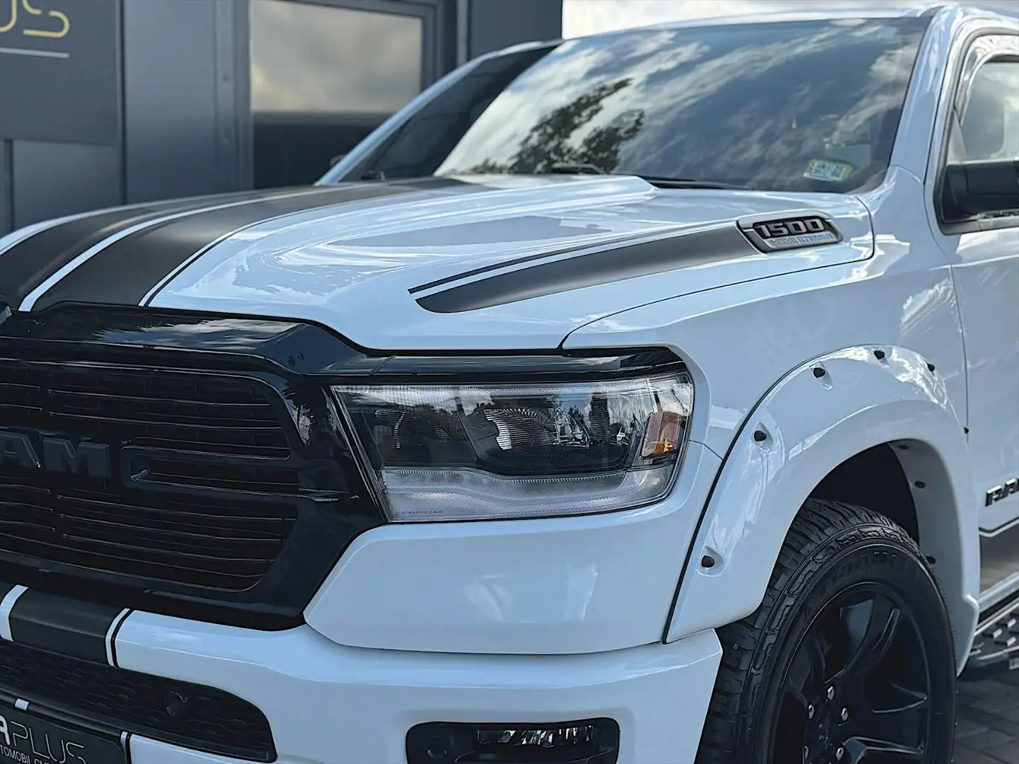 Dodge RAM 5.7 V8 HEMI NightEdition Offroad 4x4 eTorque Weiß - 2