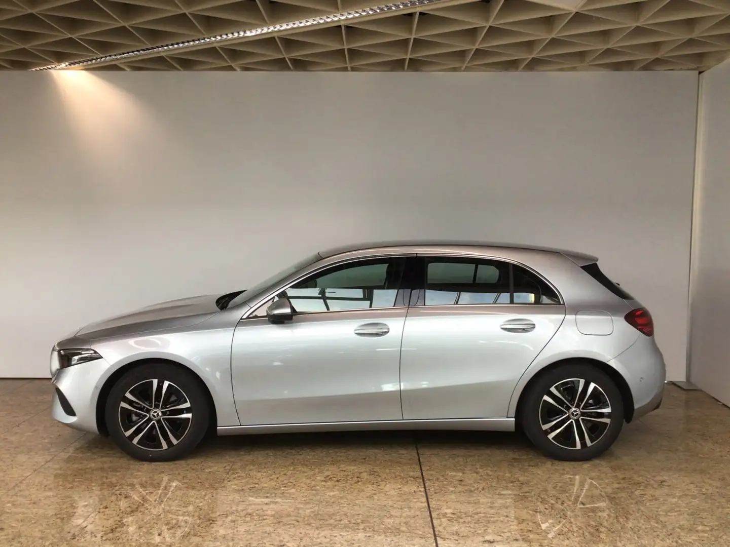 Mercedes-Benz A 180 A 180 Progressive Line Advanced/MBUX/V-Distr. Navi Silber - 2