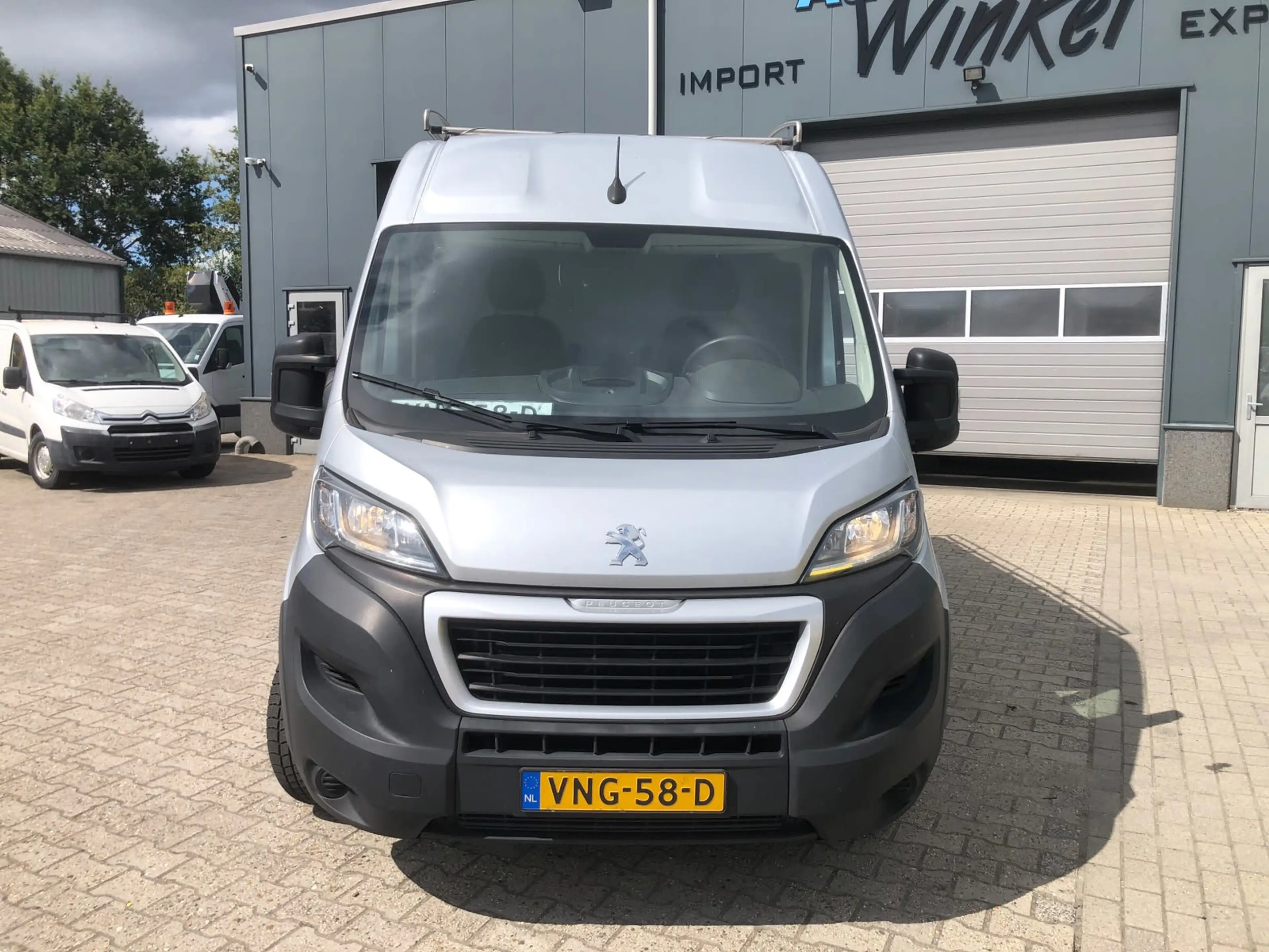 Peugeot Boxer 335 2.2 BlueHDi 140 L2H2 Premium — photo 2