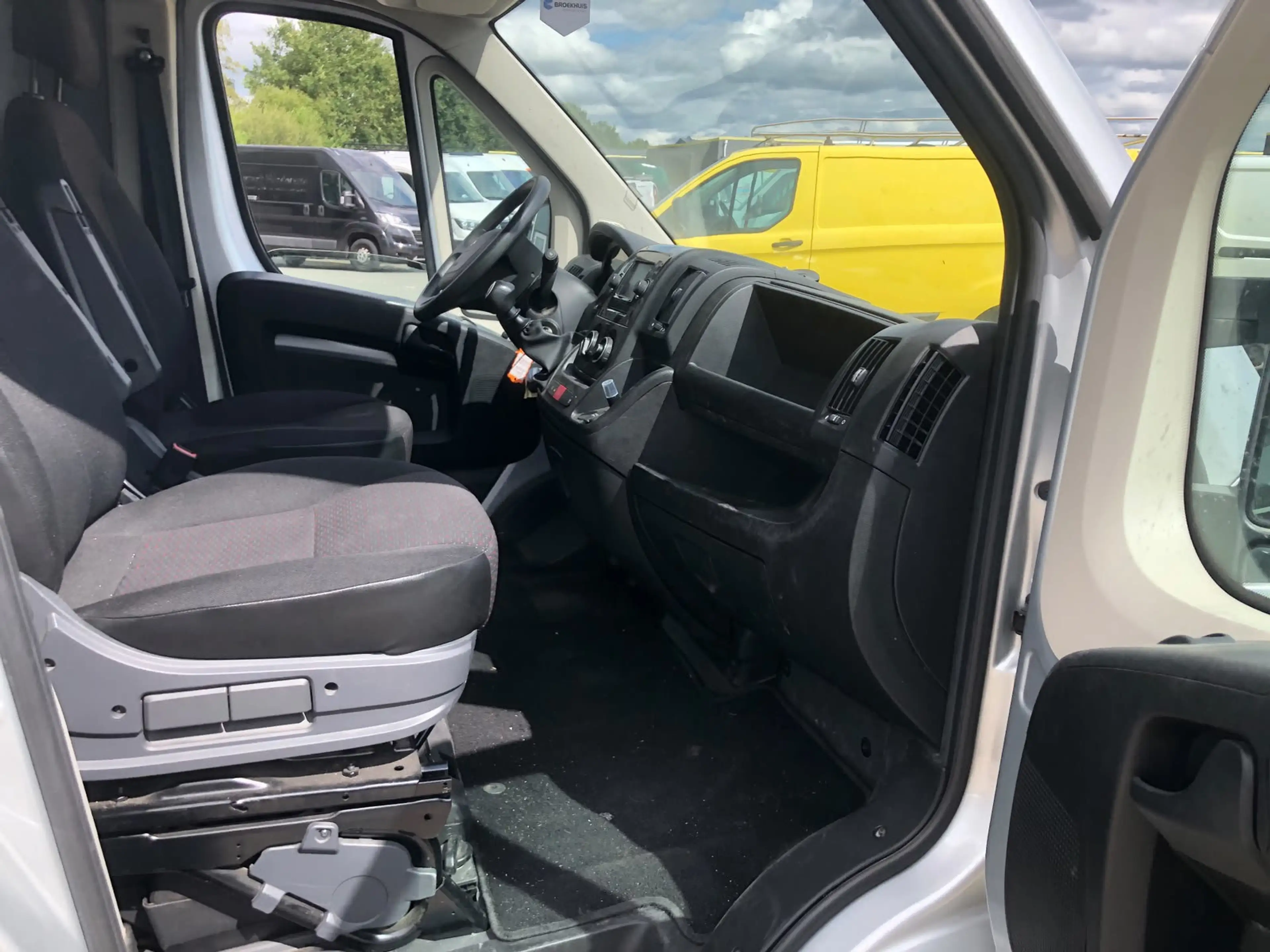 Peugeot Boxer 335 2.2 BlueHDi 140 L2H2 Premium — photo 11