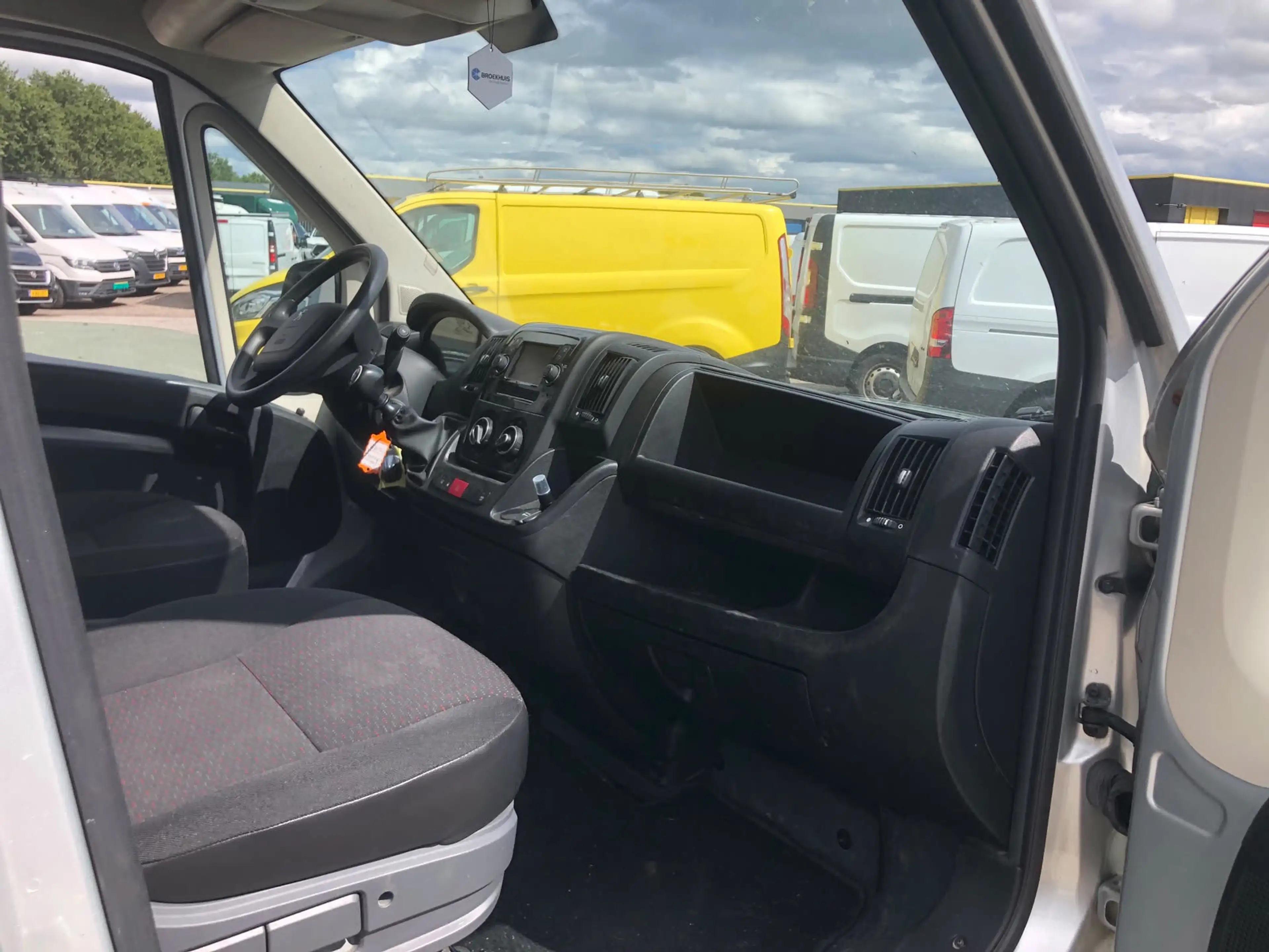 Peugeot Boxer 335 2.2 BlueHDi 140 L2H2 Premium — photo 10