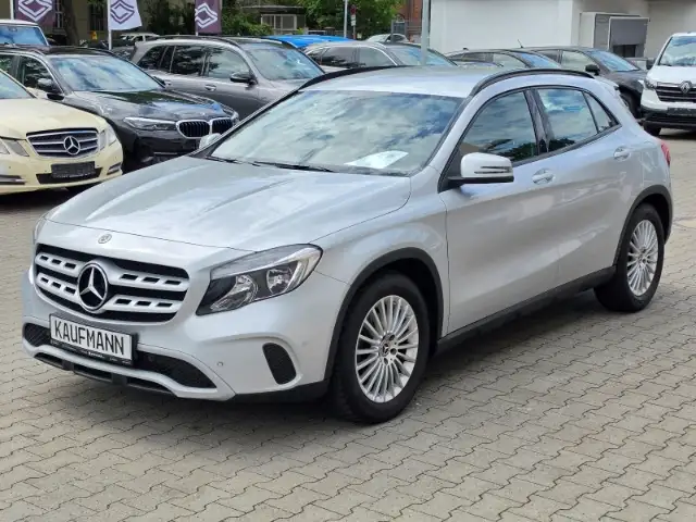 Mercedes-Benz GLA 180 Navi Fahrerprofil Ambientebeleuchtung SHZ Keyless