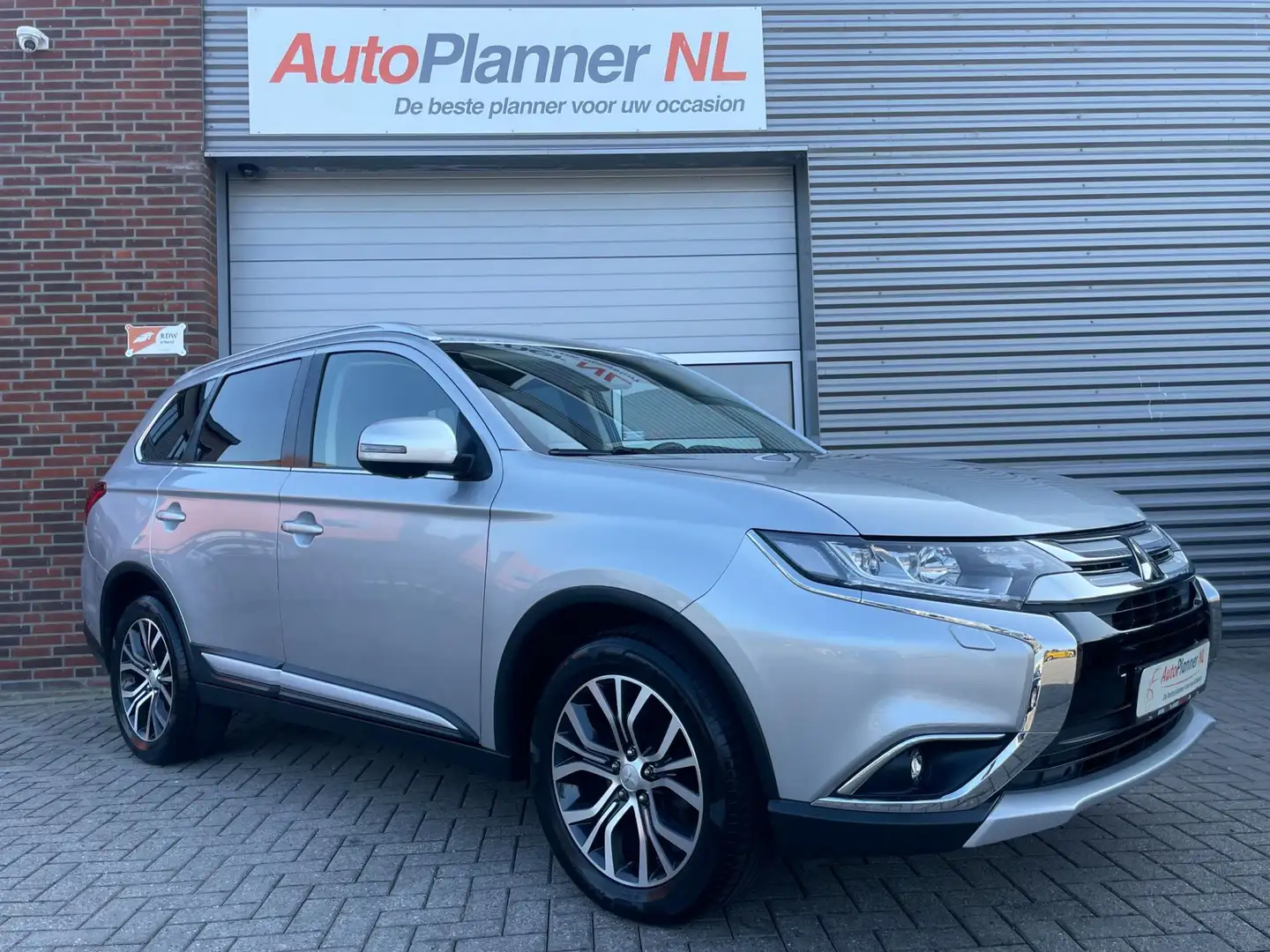 Mitsubishi Outlander 2.0 Intense+! 360° Camera! Cruise! Grau - 1