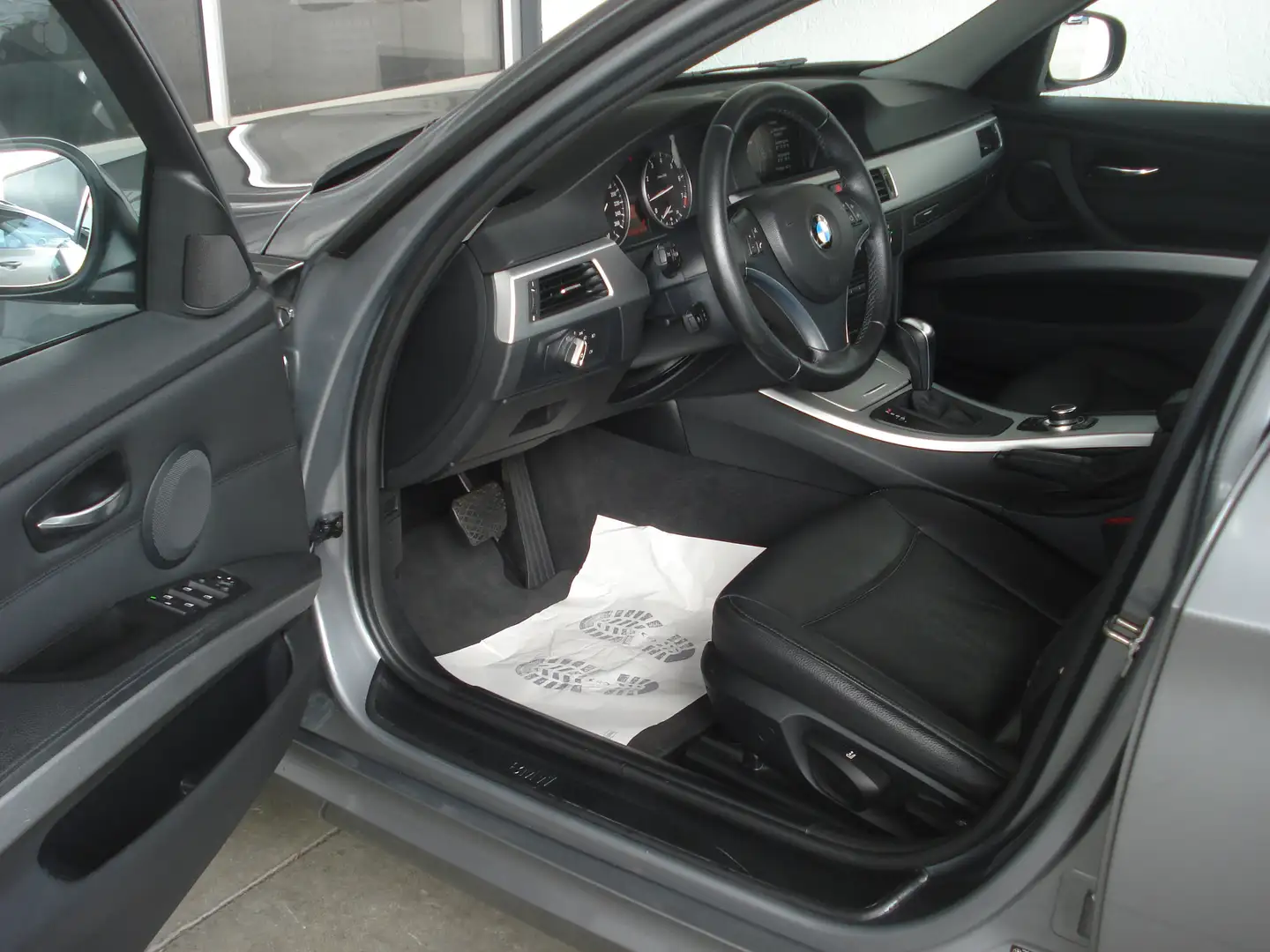 BMW 320 320i Aut. Leder Navi BiXenin SHZ SD PDC Gris - 2