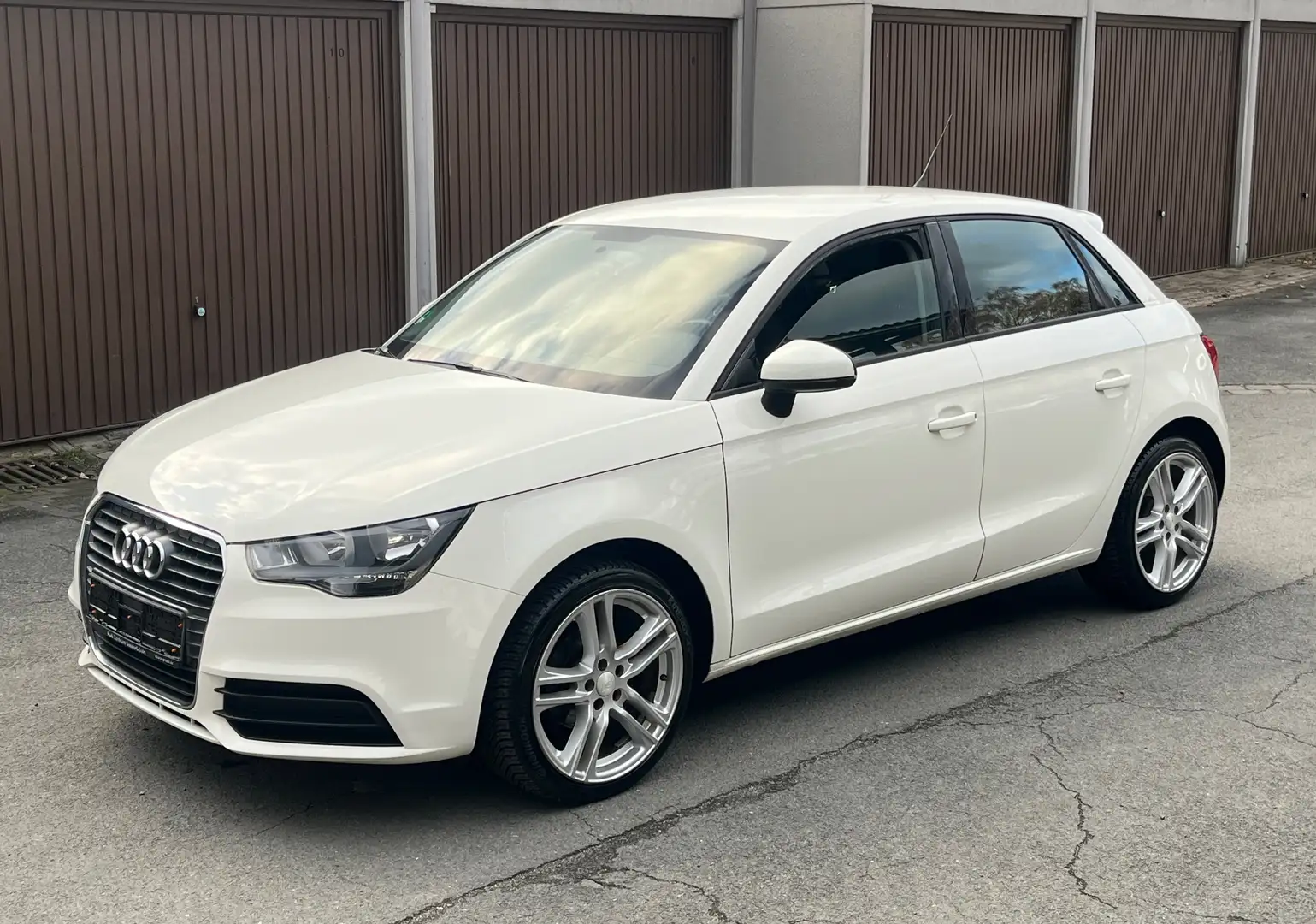 Audi A1 A1 1.2 TFSI Sportback  1.HAND SCHECKHEFT 17ZOLL Blanc - 1