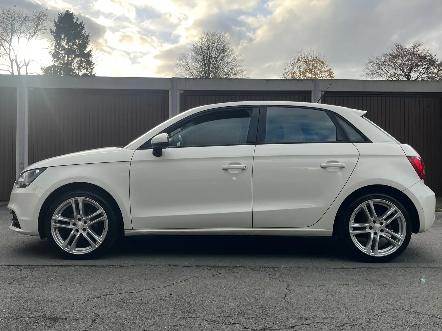 Audi A1 A1 1.2 TFSI Sportback  1.HAND SCHECKHEFT 17ZOLL Blanc - 2