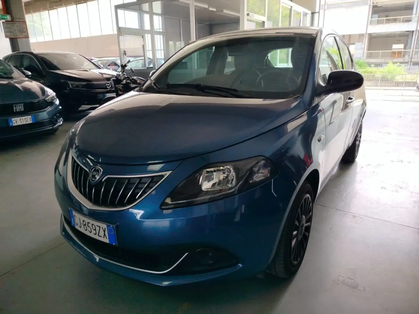 Lancia Ypsilon 1.0 FireFly 5 porte S&S Hybrid Silver Blu/Azzurro - 2