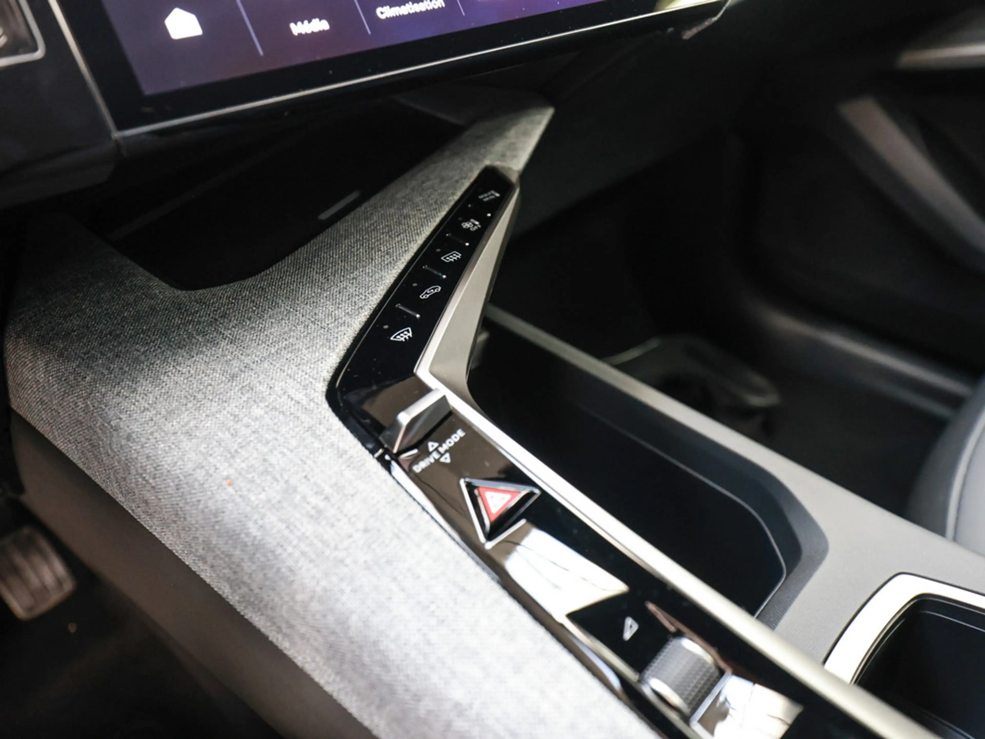Peugeot 3008 Allure Plug-In HYBRID 225 e-DSC7 AHK ACC — photo 15