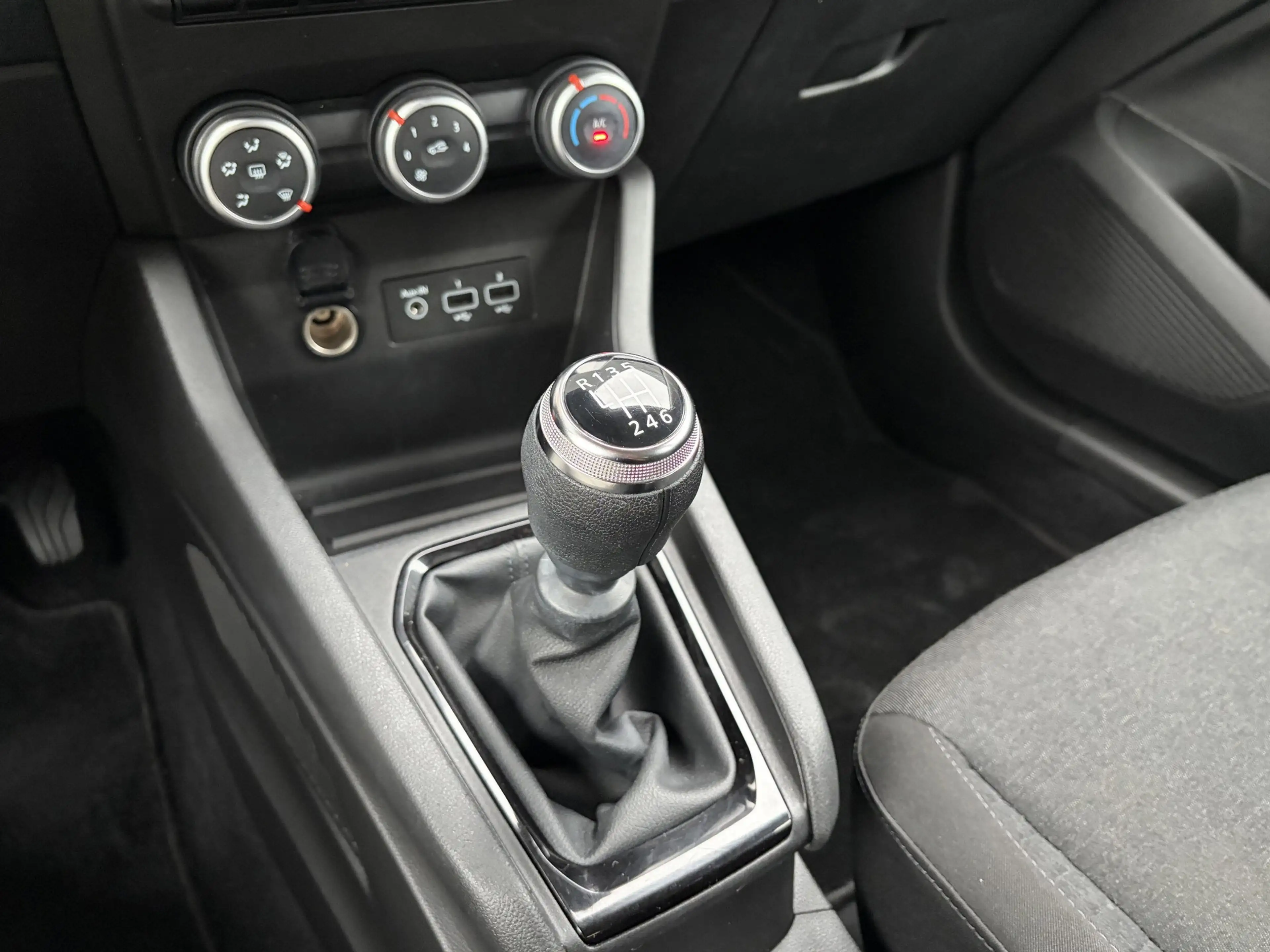 Renault Clio 1.0 TCe 90 Equilibre — photo 30