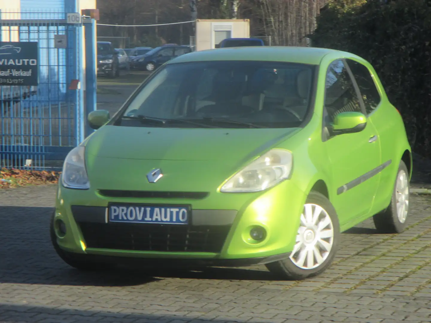 Renault Clio 1.2 TCe Authentique Grün - 1