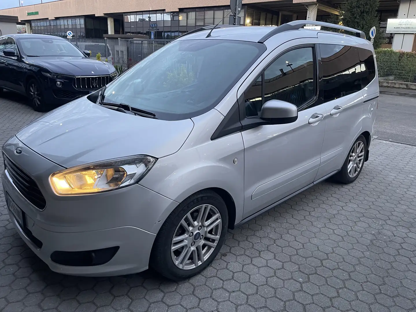 Ford Courier Titaniun Grau - 1
