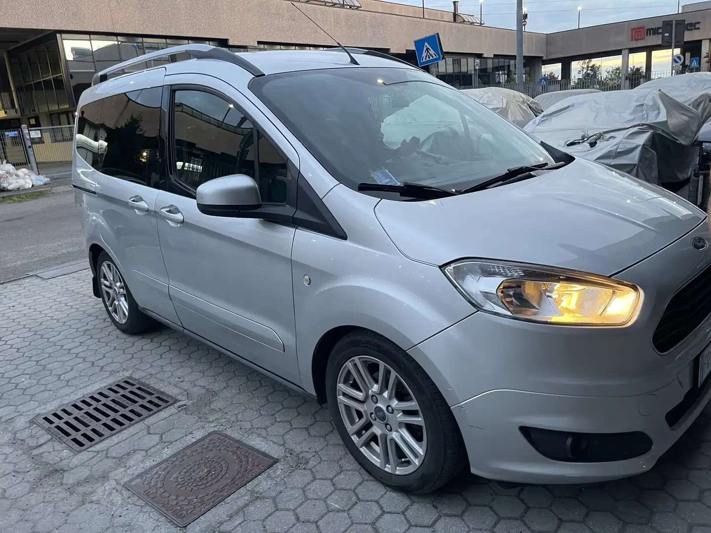 Ford Courier Titaniun Grau - 2