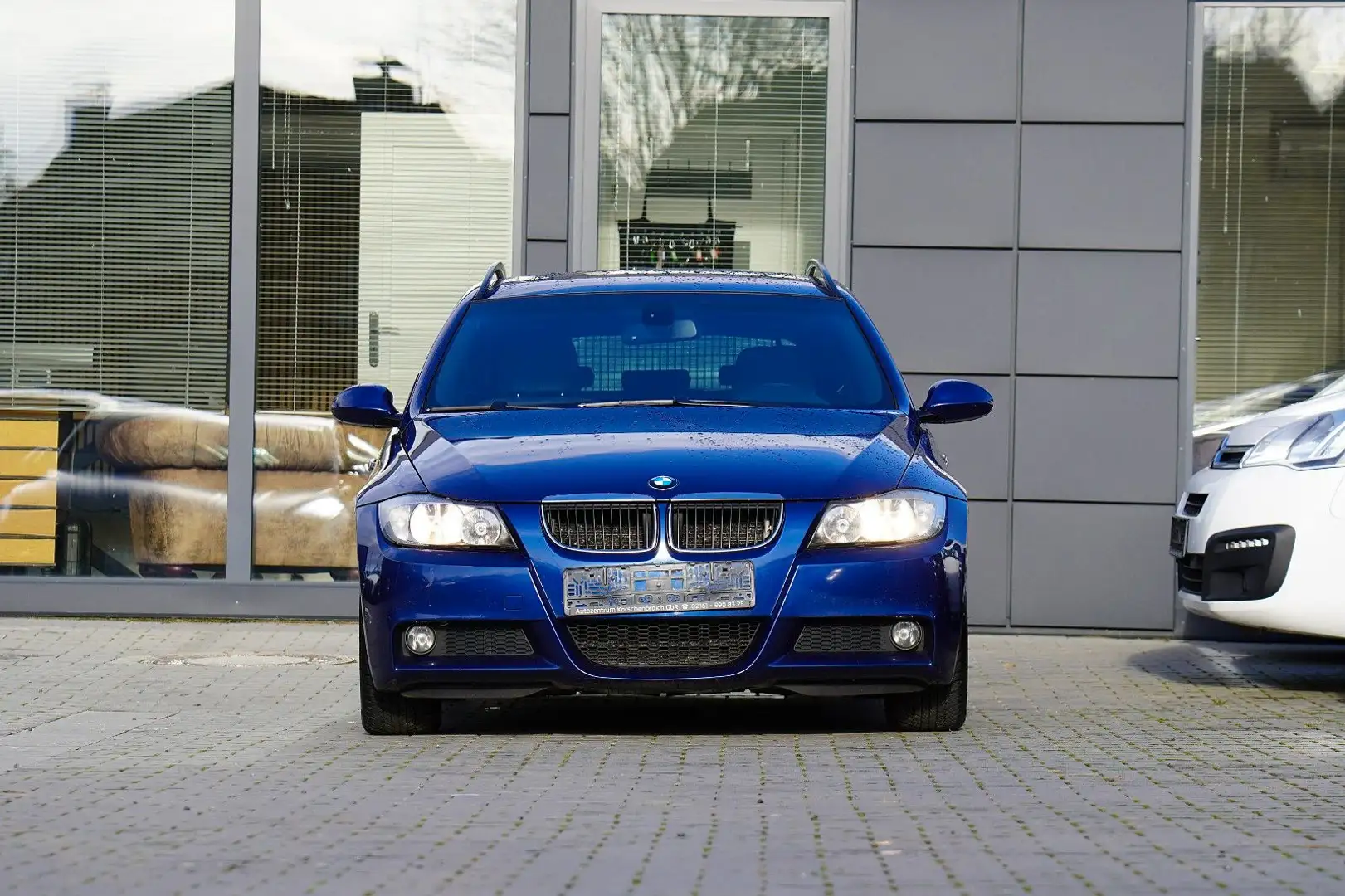 BMW 320 i Touring M Paket Blau - 2