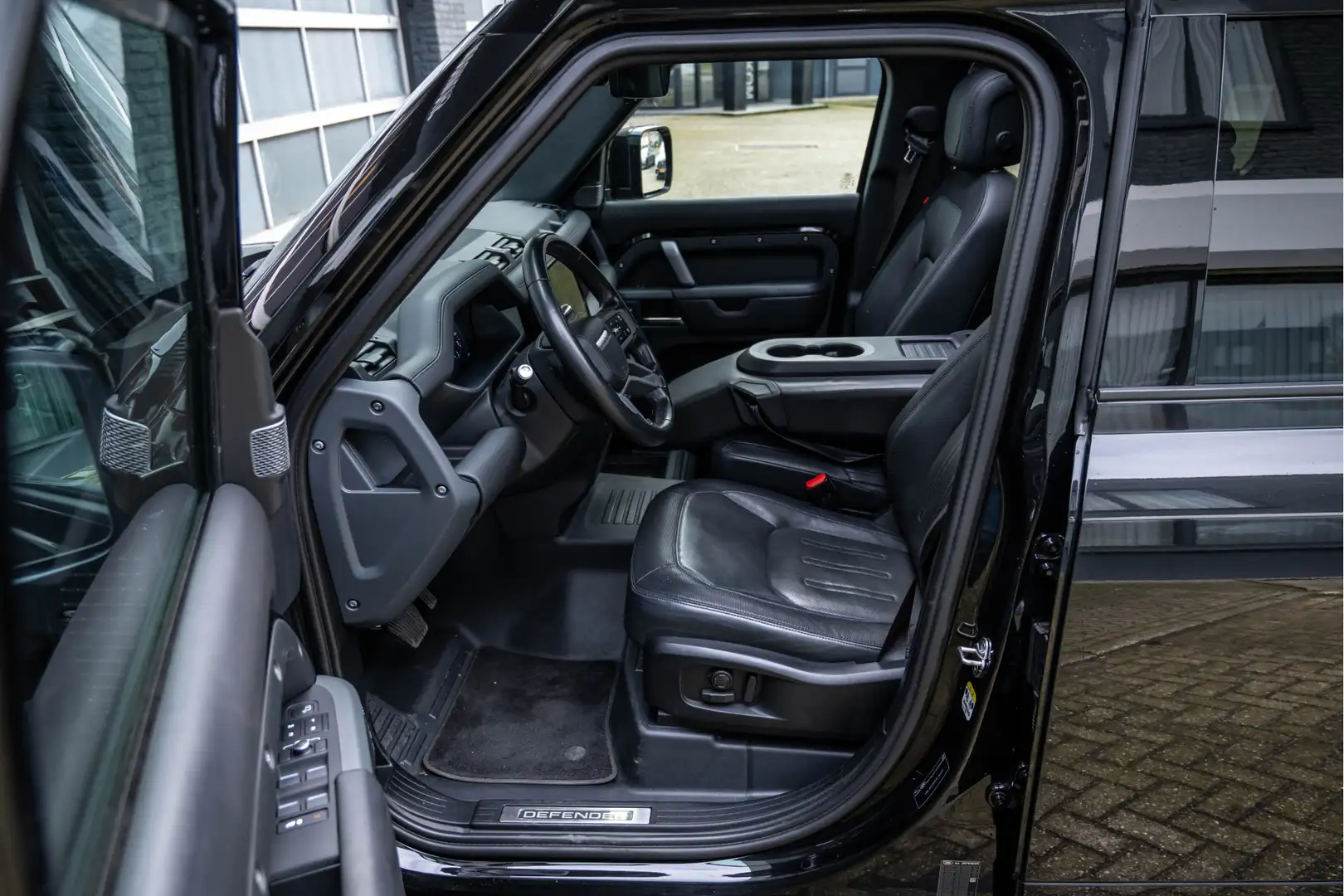 Land Rover Defender 110 3.0 P400 110 X-Dynamic SE 6 Zitplaatsen, Pano, Zwart - 2