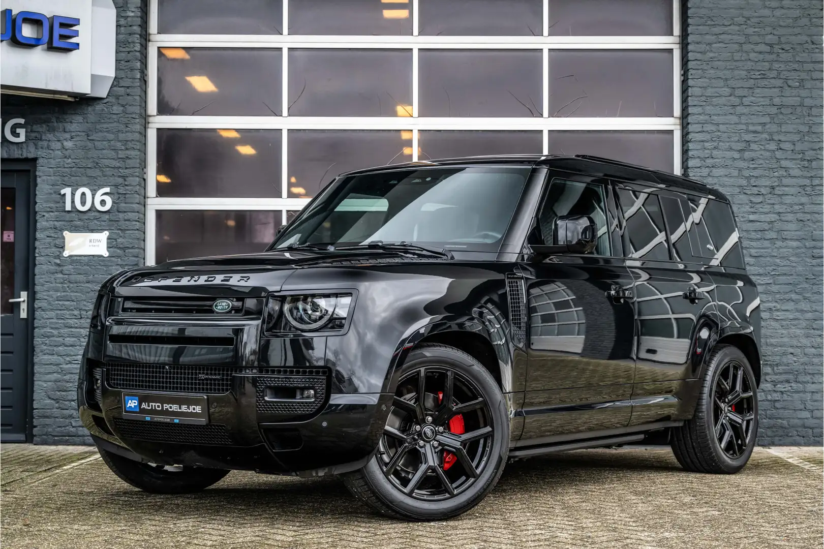 Land Rover Defender 110 3.0 P400 110 X-Dynamic SE 6 Zitplaatsen, Pano, Zwart - 1