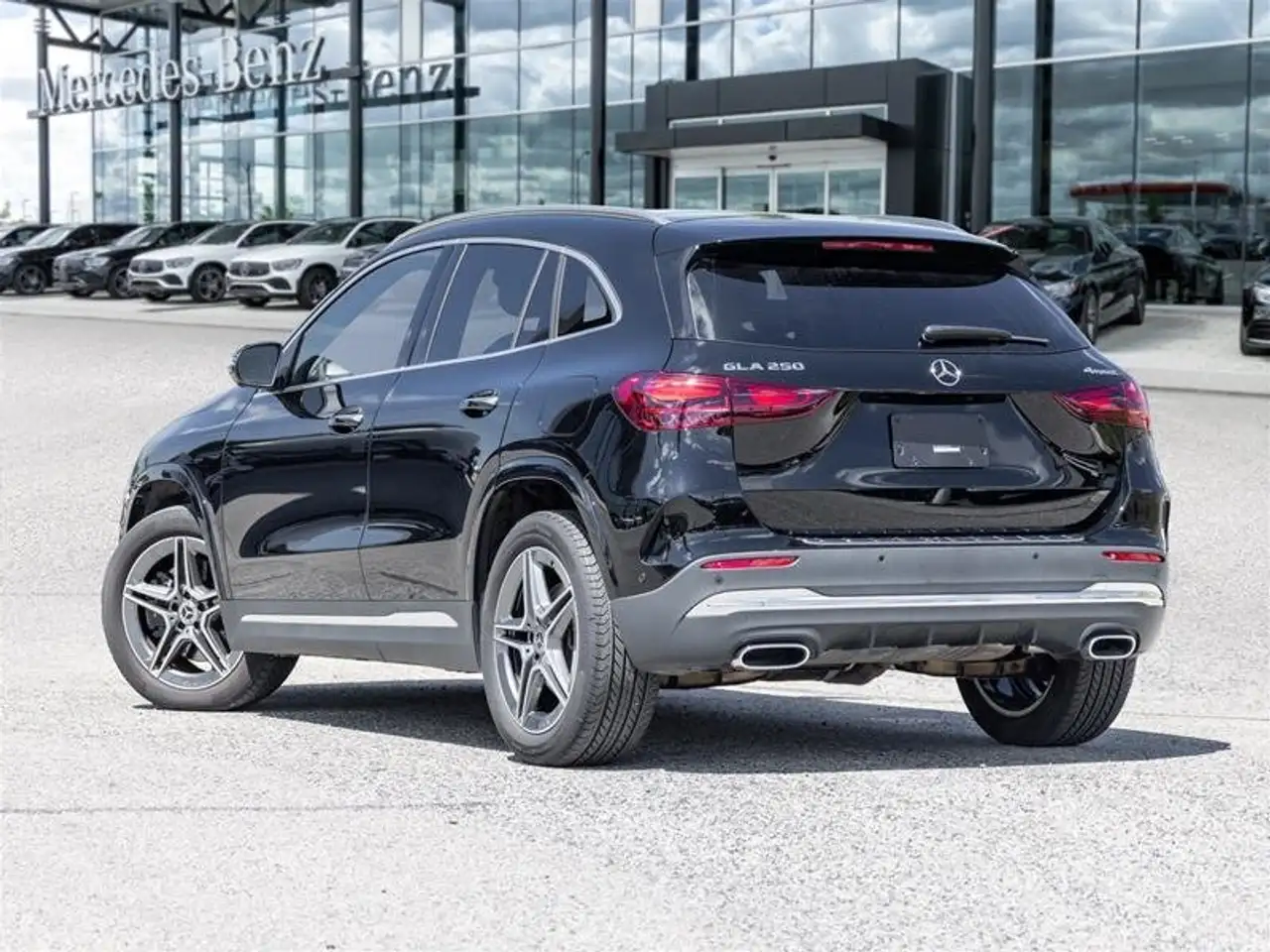 Mercedes-Benz GLA снимка Mercedes-Benz GLA