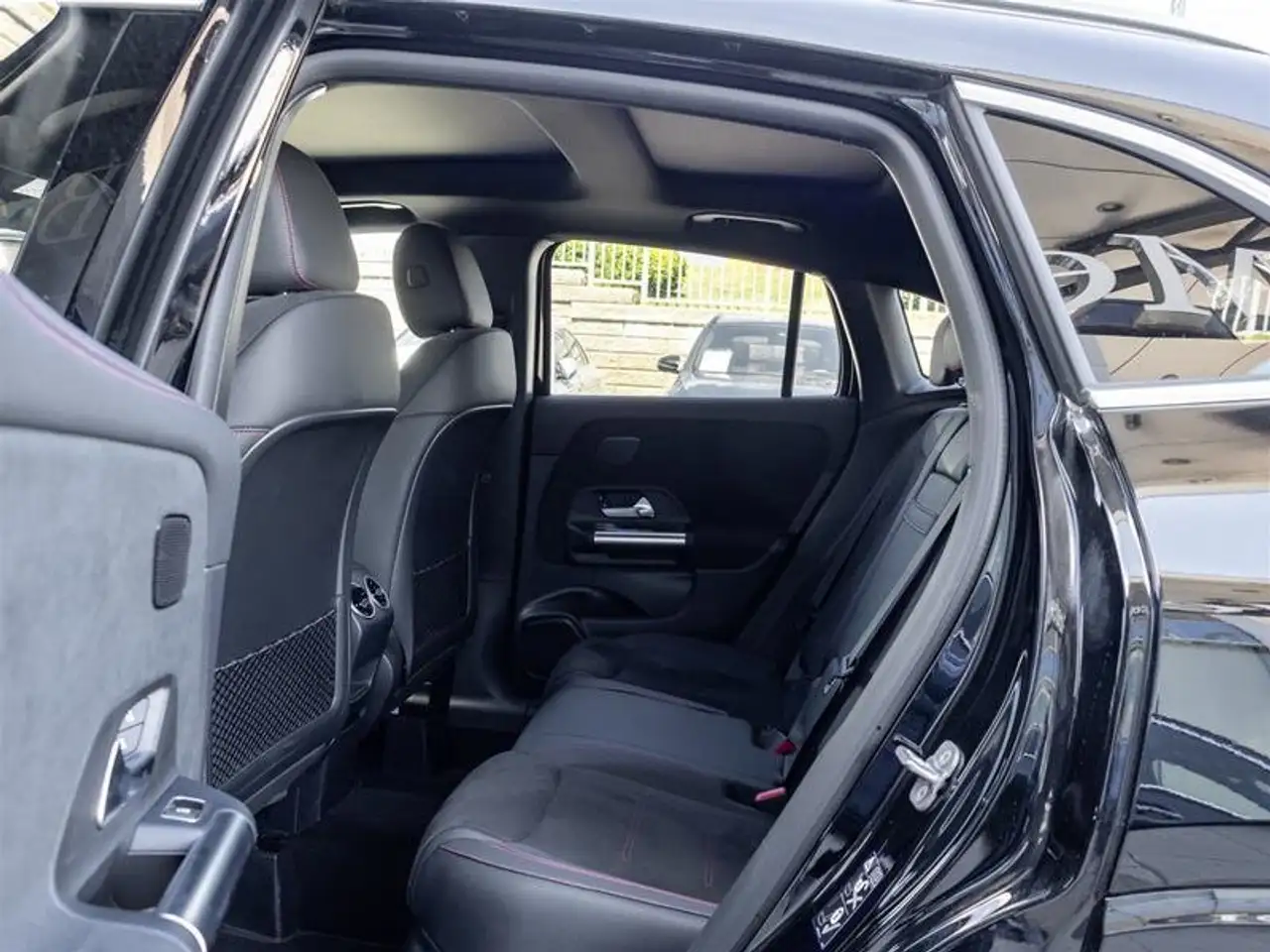 Mercedes-Benz GLA снимка Mercedes-Benz GLA