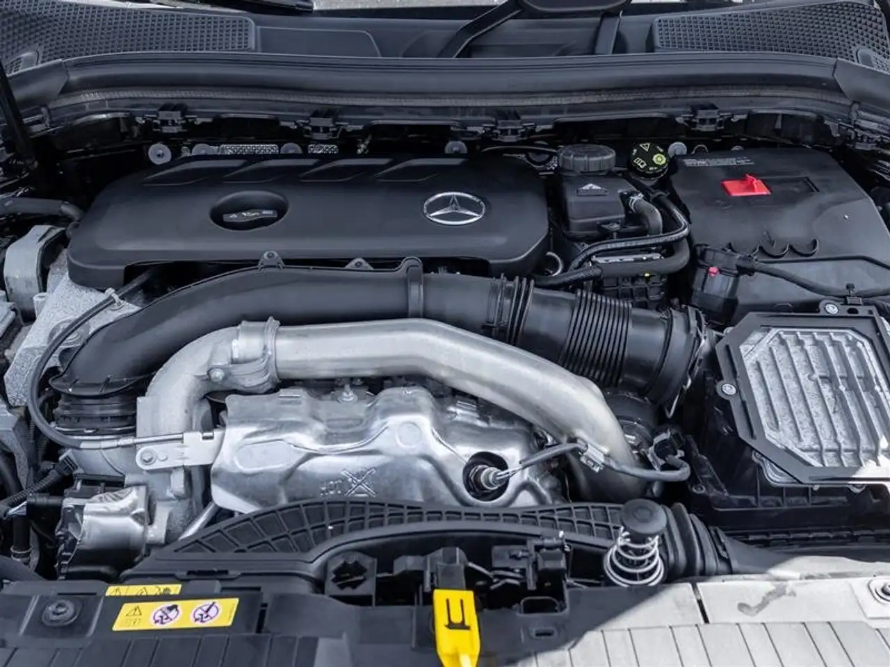Mercedes-Benz GLA снимка Mercedes-Benz GLA