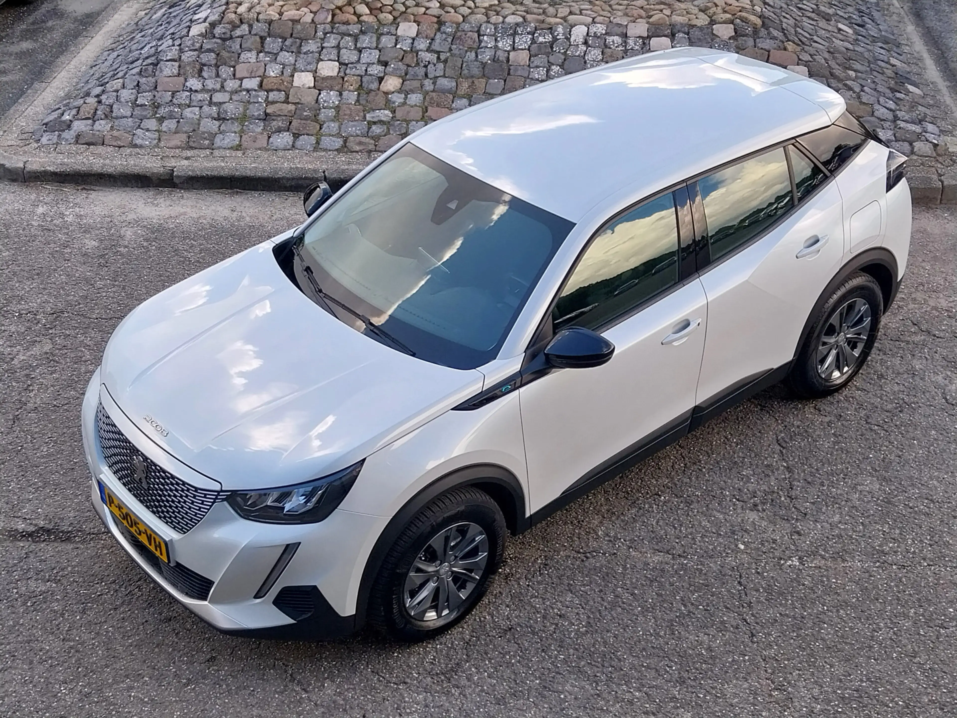 Peugeot e-2008 EV Active Pack 50 kWh 3 FASE LED NAVI CRUISE ECC — photo 3