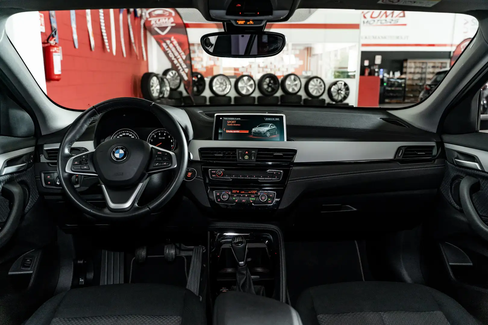 BMW X2 18i sDrive Advantage crna - 2